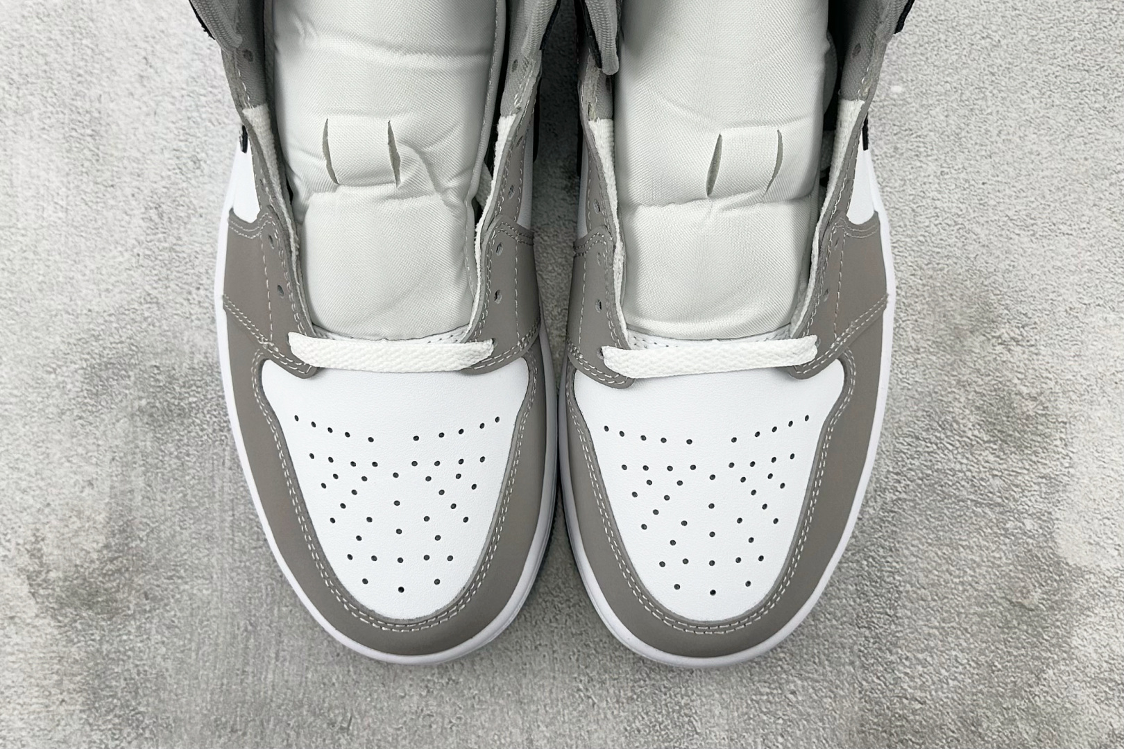 DT 
公司级 Jordan Air Jordan 1 白色

货号：HF3216-100
尺码：40 