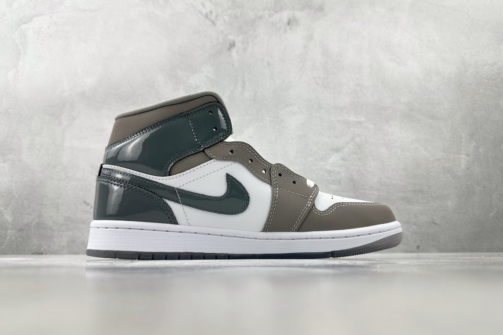 DT 
公司级 Jordan Air Jordan 1 白色

货号：HF3216-100
尺码：40 