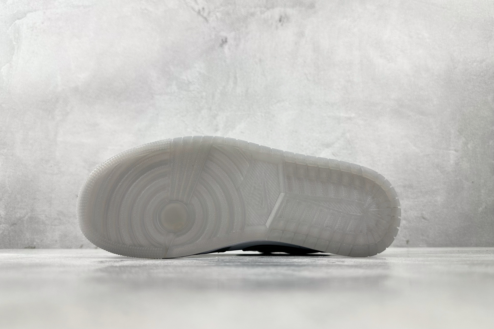 DT 
公司级 Jordan Air Jordan 1 白色

货号：HF3216-100
尺码：40 