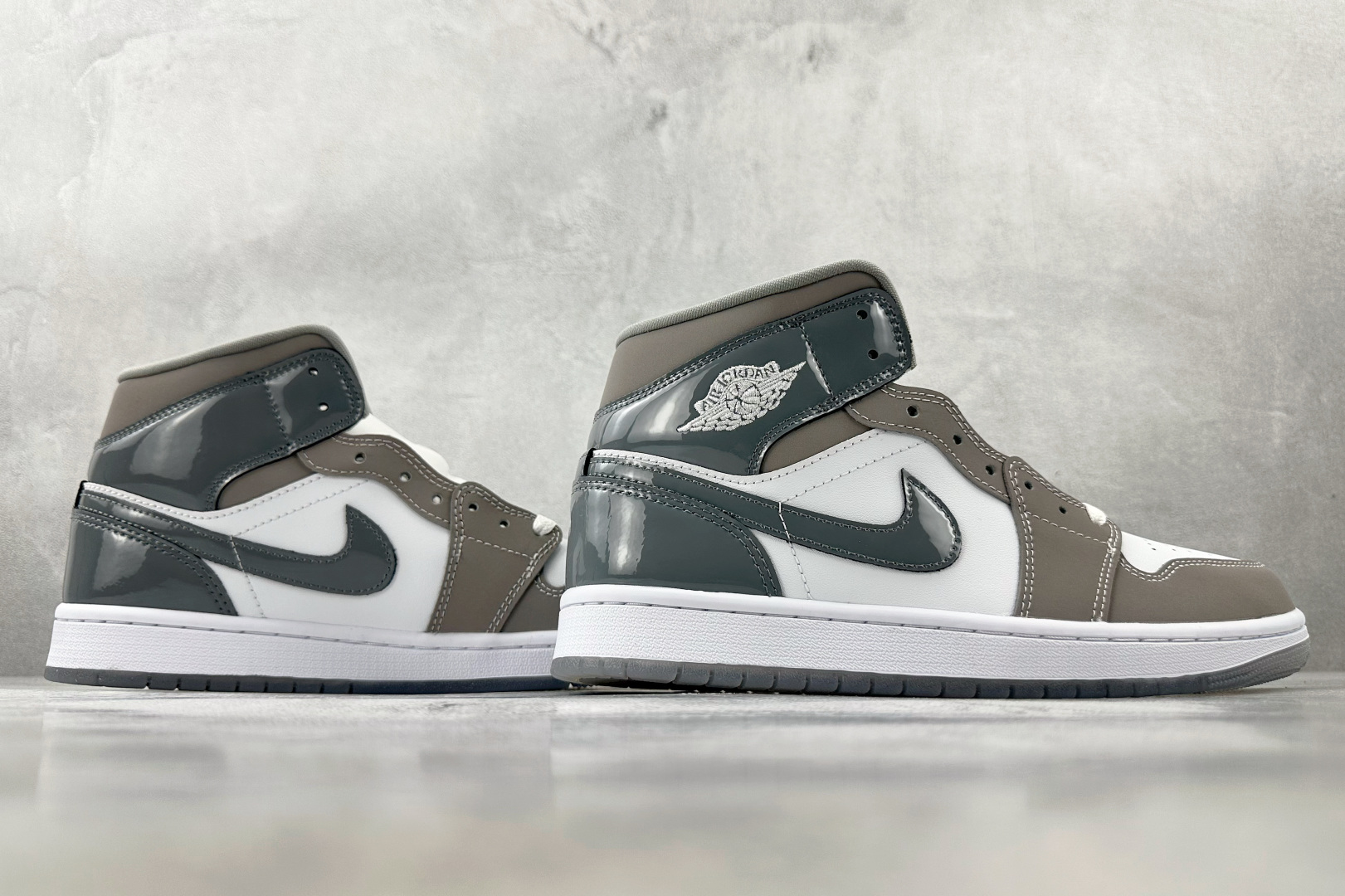 DT 
公司级 Jordan Air Jordan 1 白色

货号：HF3216-100
尺码：40 
