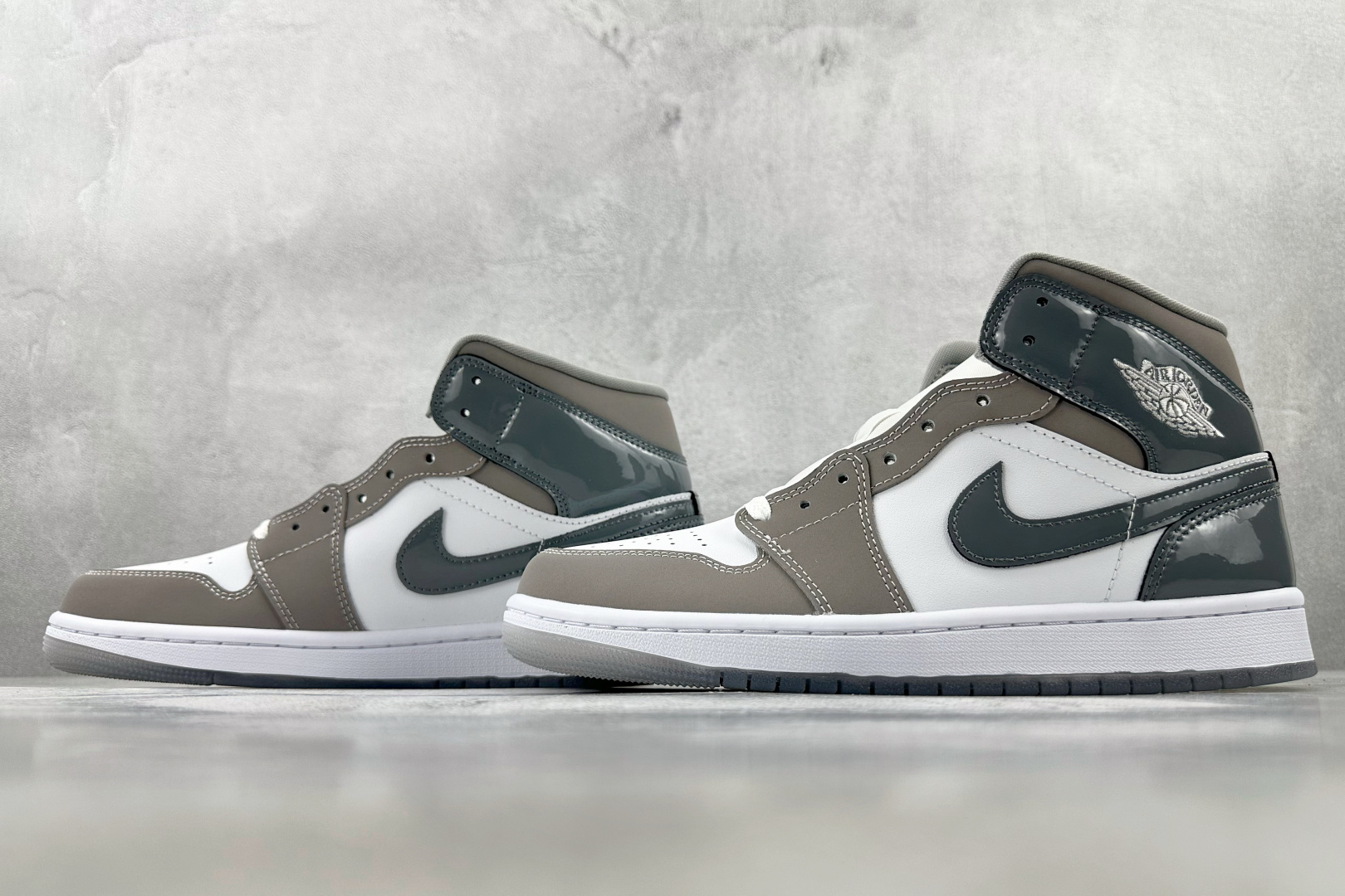DT 
公司级 Jordan Air Jordan 1 白色

货号：HF3216-100
尺码：40 