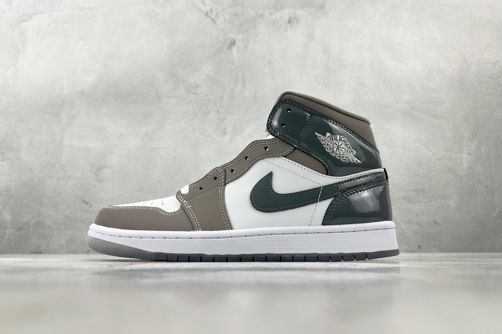 DT 
公司级 Jordan Air Jordan 1 白色

货号：HF3216-100
尺码：40 