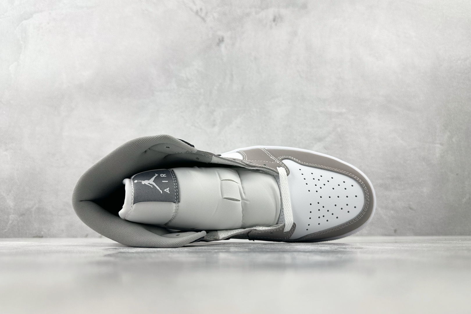 DT 
公司级 Jordan Air Jordan 1 白色

货号：HF3216-100
尺码：40 
