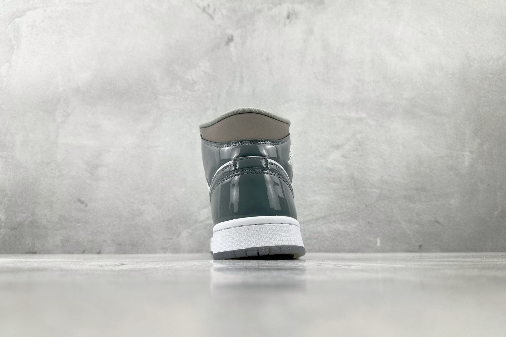 DT 
公司级 Jordan Air Jordan 1 白色

货号：HF3216-100
尺码：40 