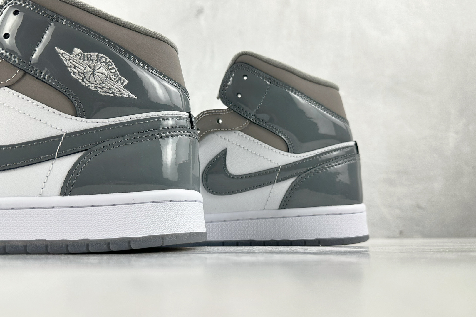 DT 
公司级 Jordan Air Jordan 1 白色

货号：HF3216-100
尺码：40 
