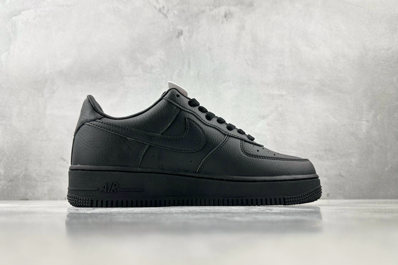 X 版 
Nike AIR FORCE 1'07 黑色

货号：CZ8065 001
尺码：36 36.