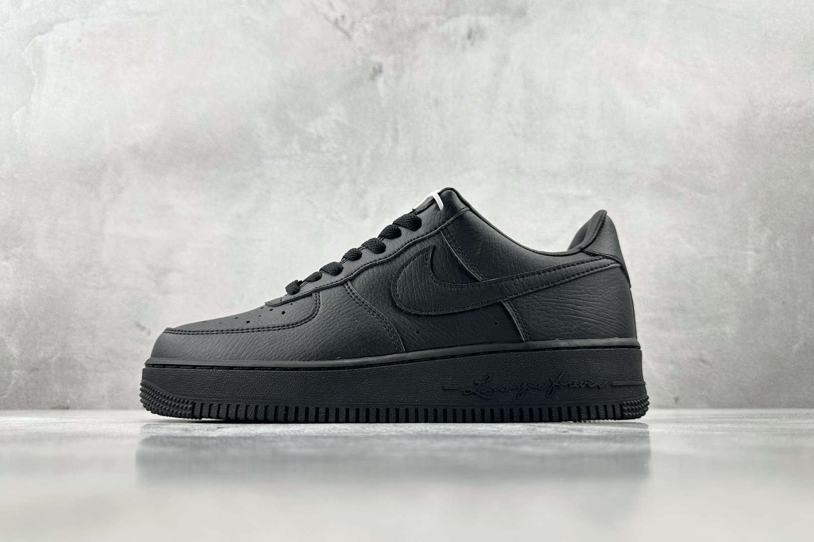 X 版 
Nike AIR FORCE 1'07 黑色

货号：CZ8065 001
尺码：36 36.