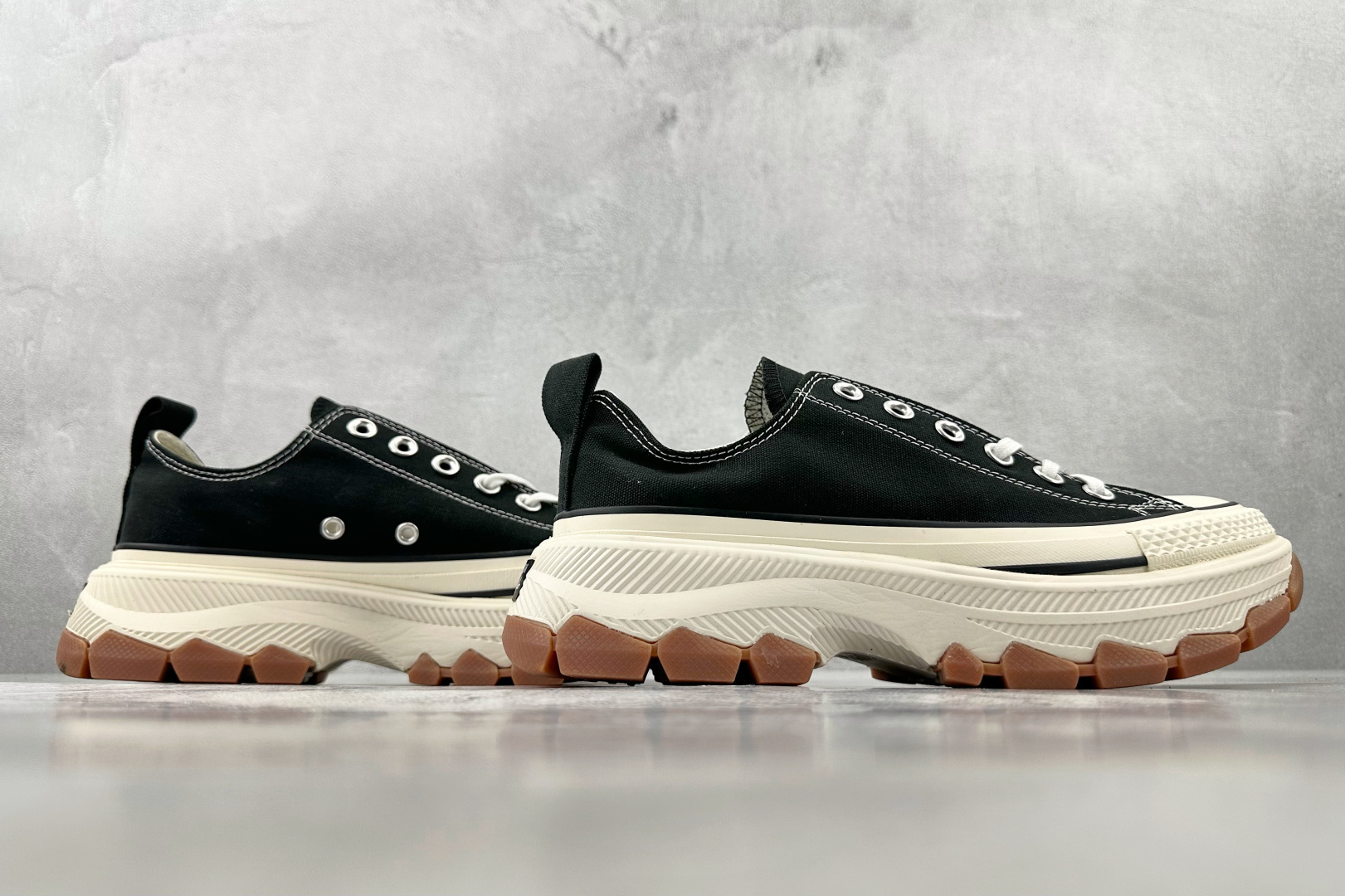 虎扑特价 
Converse All Star 100 Trekwave OX 黑白

货号：
尺码：3