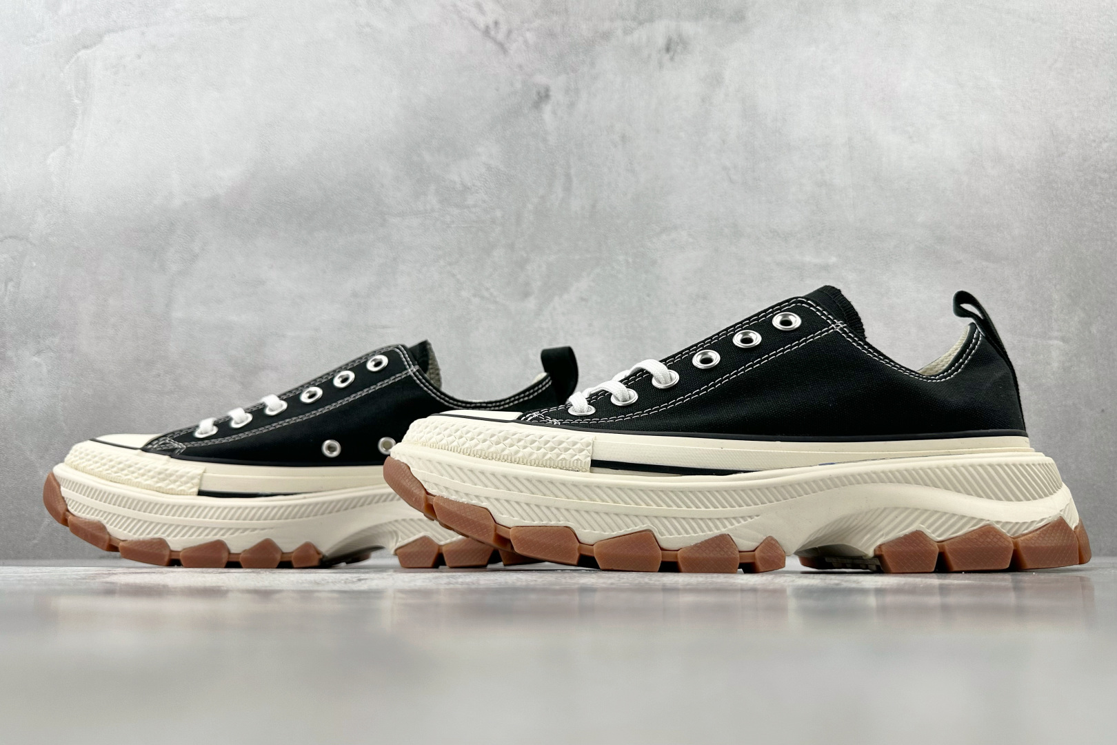 虎扑特价 
Converse All Star 100 Trekwave OX 黑白

货号：
尺码：3