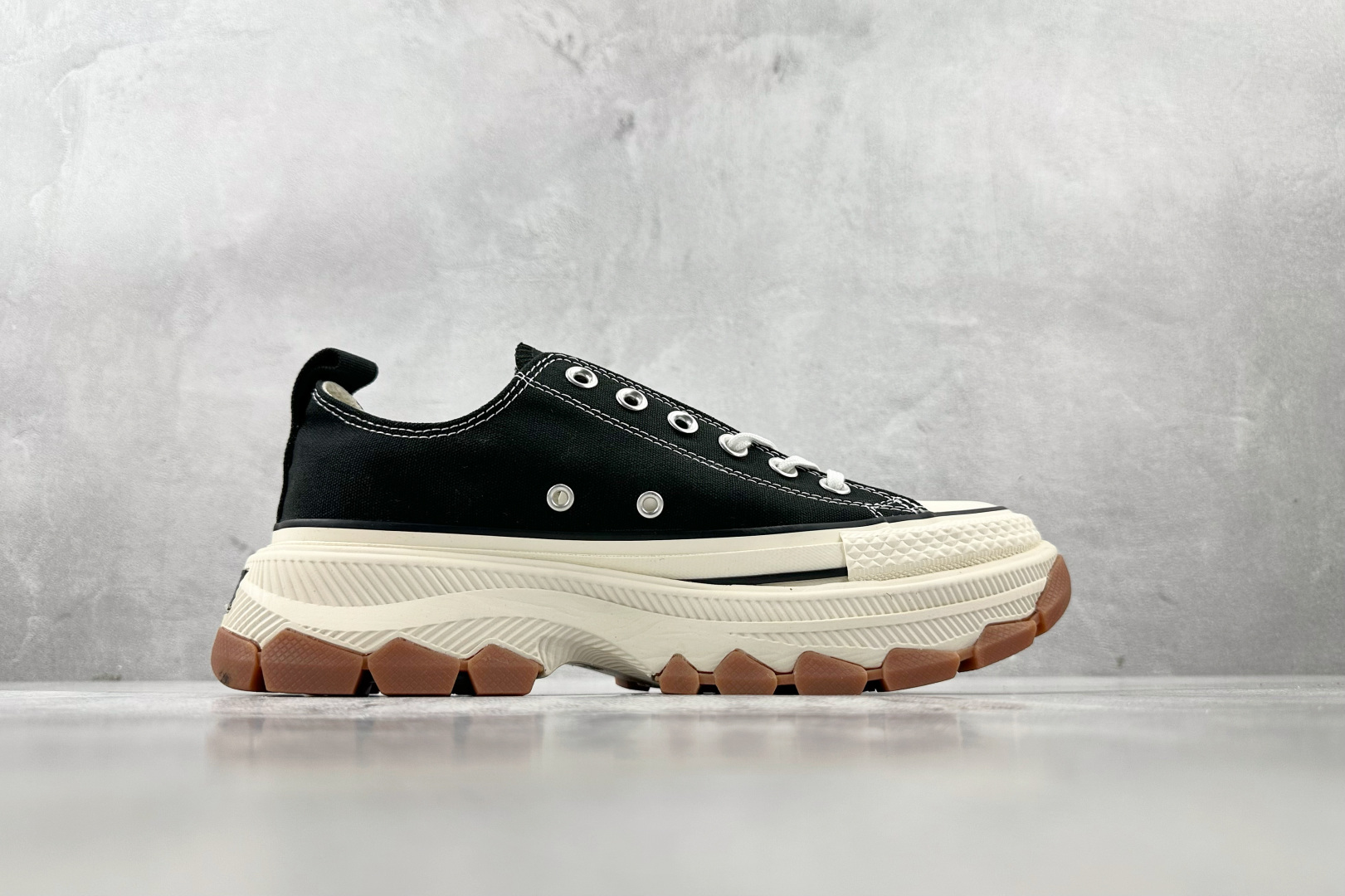 虎扑特价 
Converse All Star 100 Trekwave OX 黑白

货号：
尺码：3