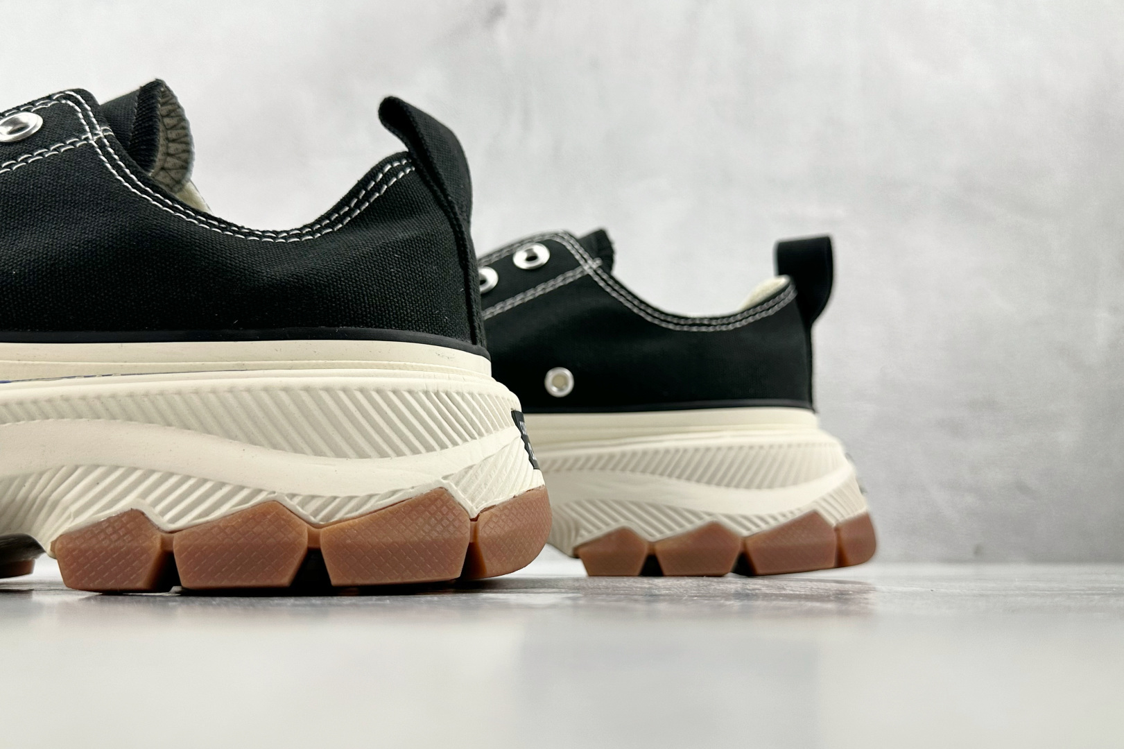 虎扑特价 
Converse All Star 100 Trekwave OX 黑白

货号：
尺码：3