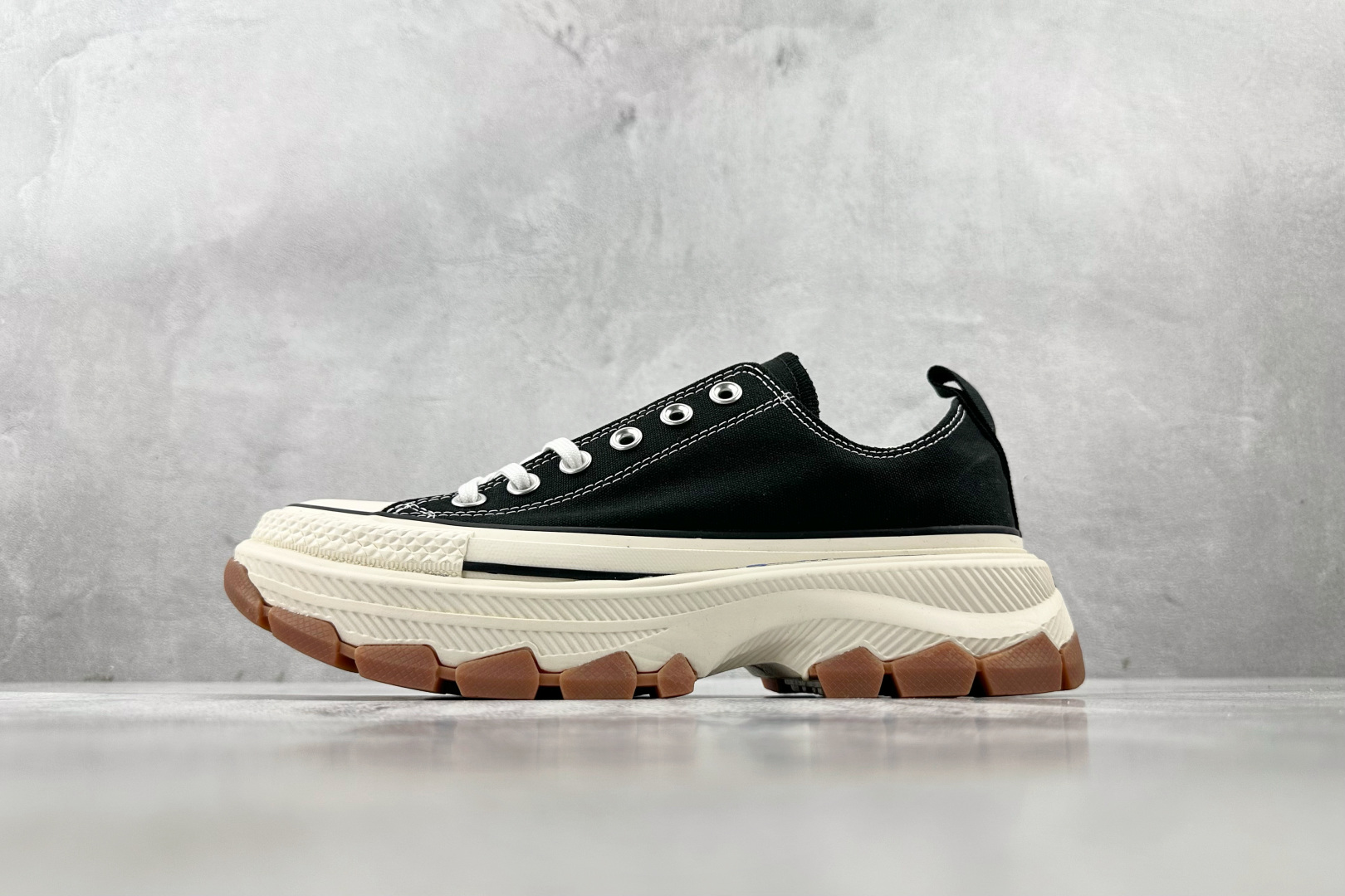 虎扑特价 
Converse All Star 100 Trekwave OX 黑白

货号：
尺码：3