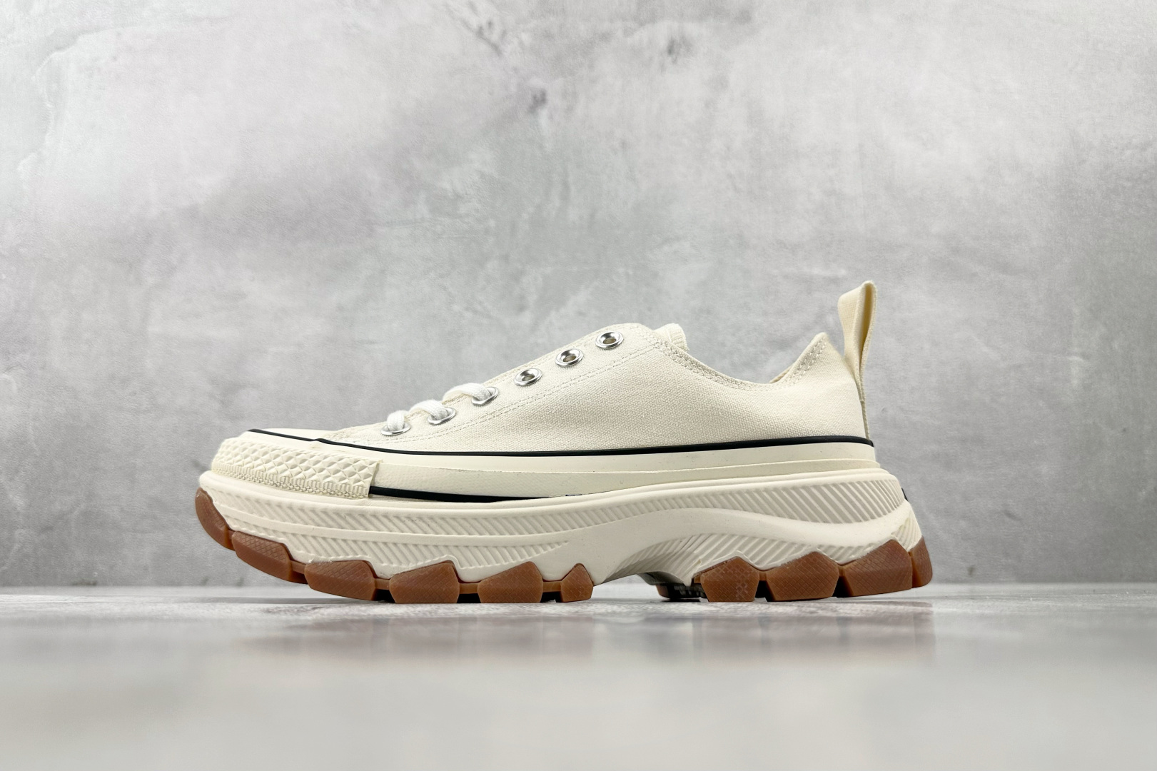 虎扑特价 
Converse AIl Star BTrekwave Ox米棕

货号：
尺码：35 36
