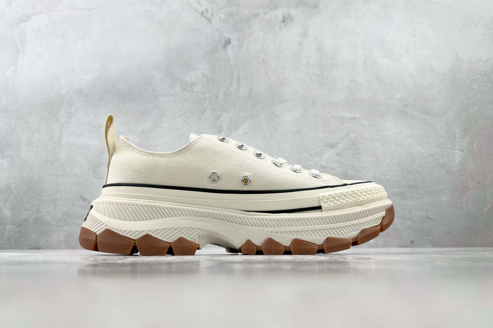 虎扑特价 
Converse AIl Star BTrekwave Ox米棕

货号：
尺码：35 36