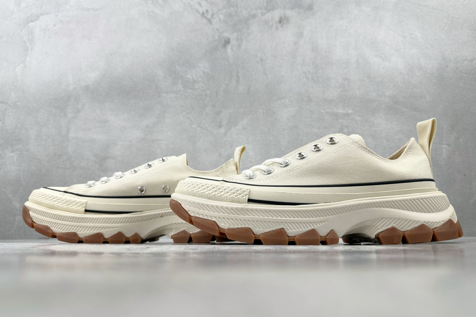 虎扑特价 
Converse AIl Star BTrekwave Ox米棕

货号：
尺码：35 36