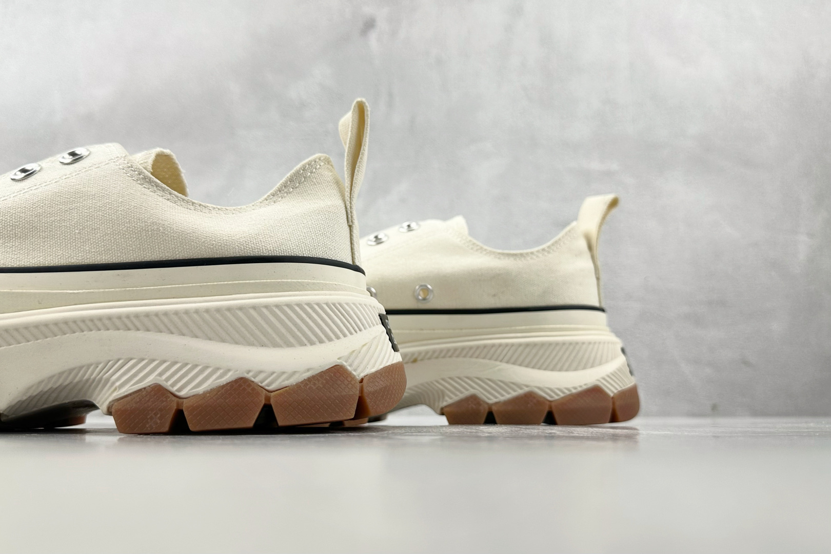 虎扑特价 
Converse AIl Star BTrekwave Ox米棕

货号：
尺码：35 36