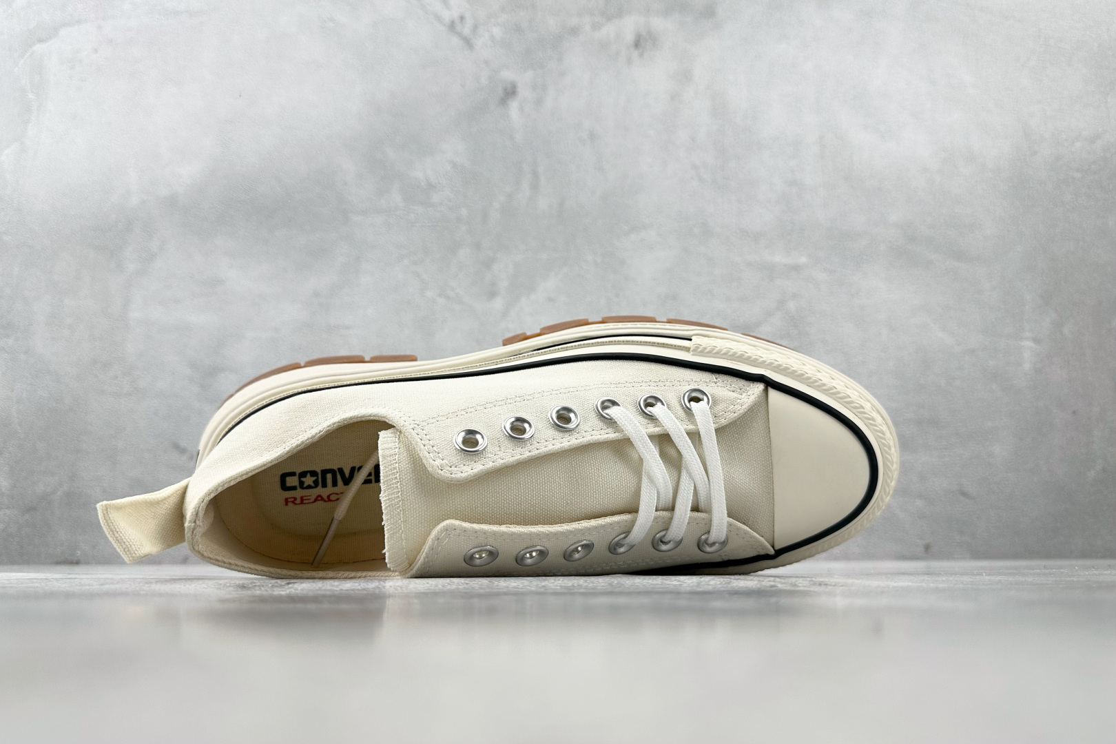 虎扑特价 
Converse AIl Star BTrekwave Ox米棕

货号：
尺码：35 36