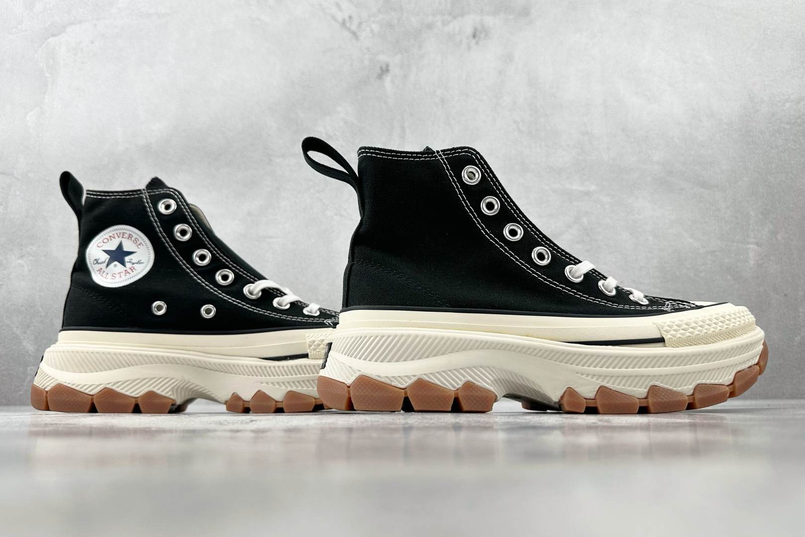 虎扑特价 
Converse All Star 100 Trekwave HI 黑色

货号：1SD03