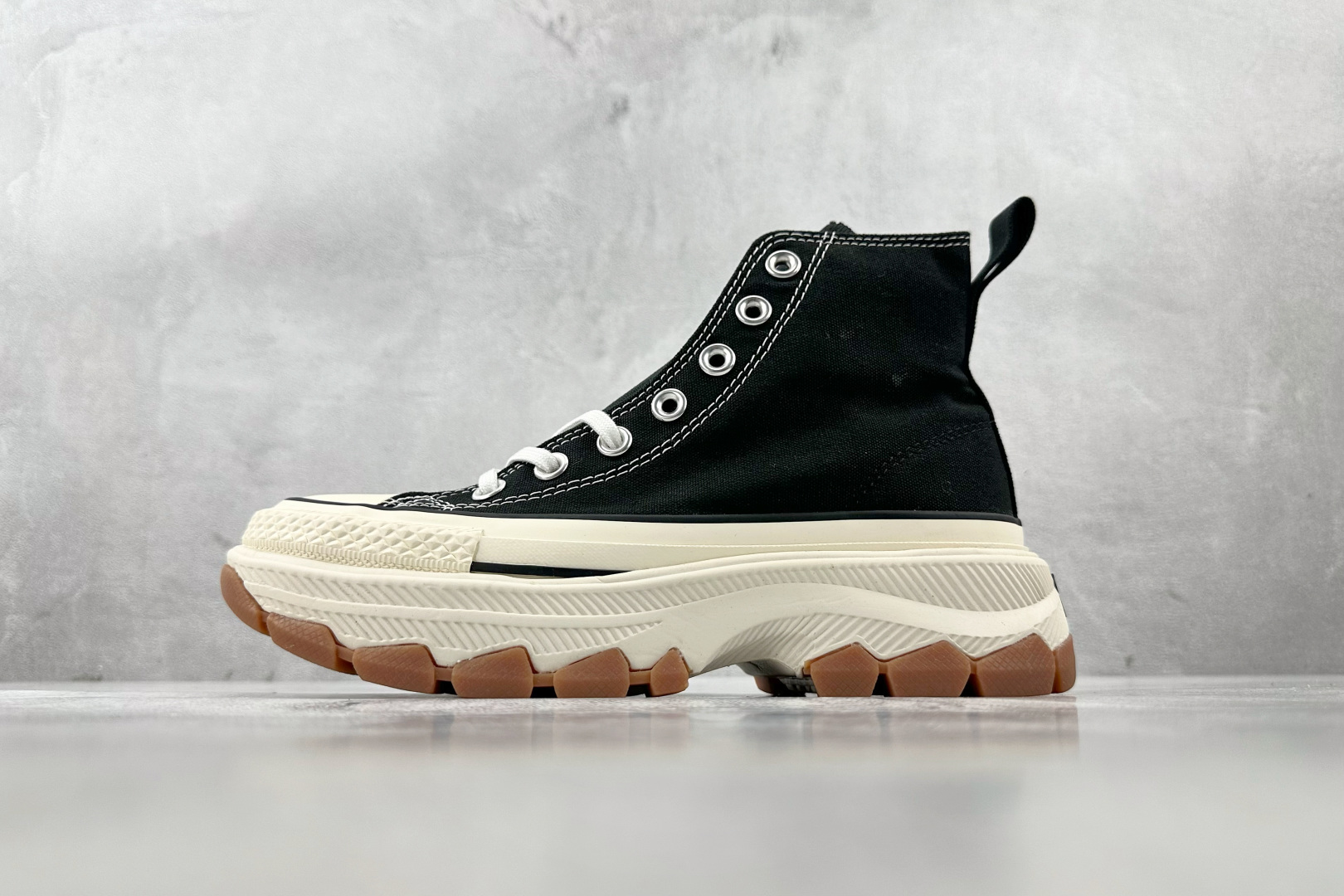 虎扑特价 
Converse All Star 100 Trekwave HI 黑色

货号：1SD03