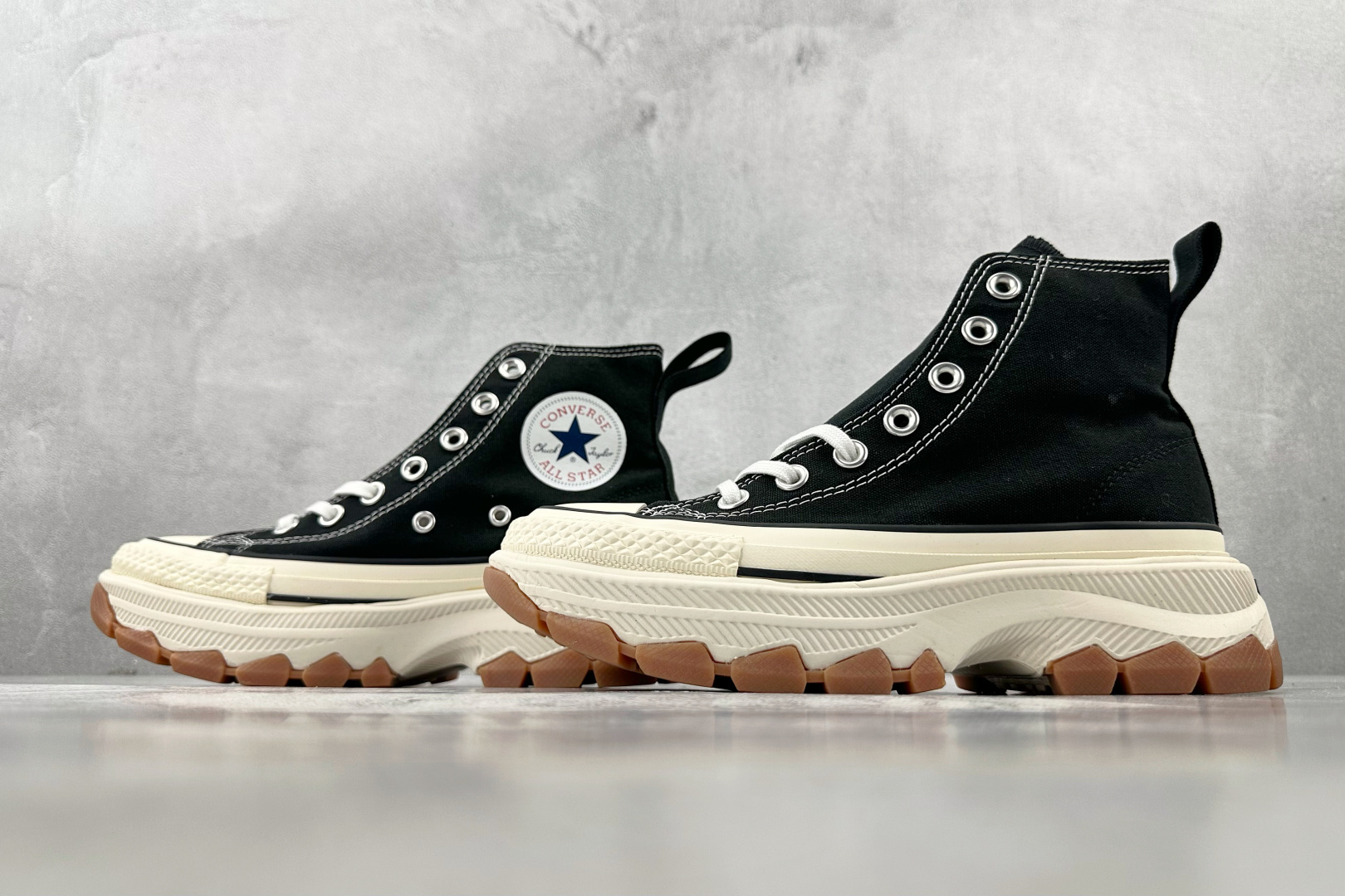 虎扑特价 
Converse All Star 100 Trekwave HI 黑色

货号：1SD03