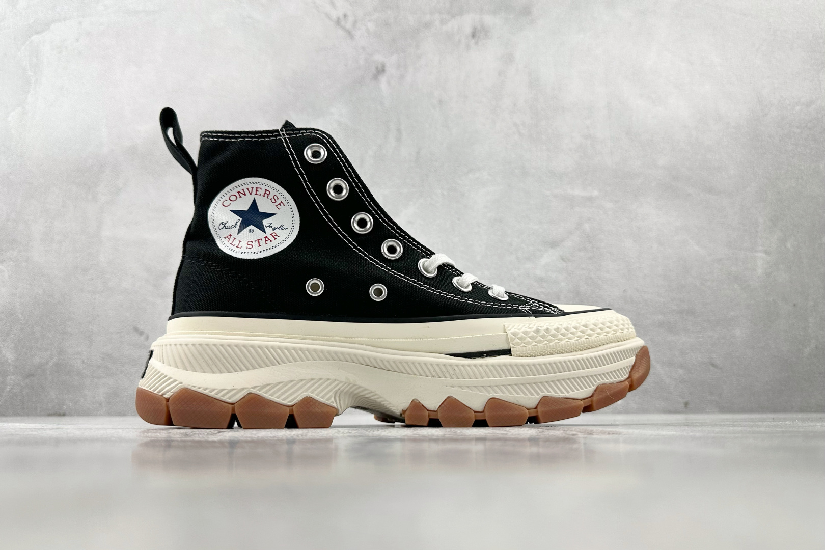 虎扑特价 
Converse All Star 100 Trekwave HI 黑色

货号：1SD03