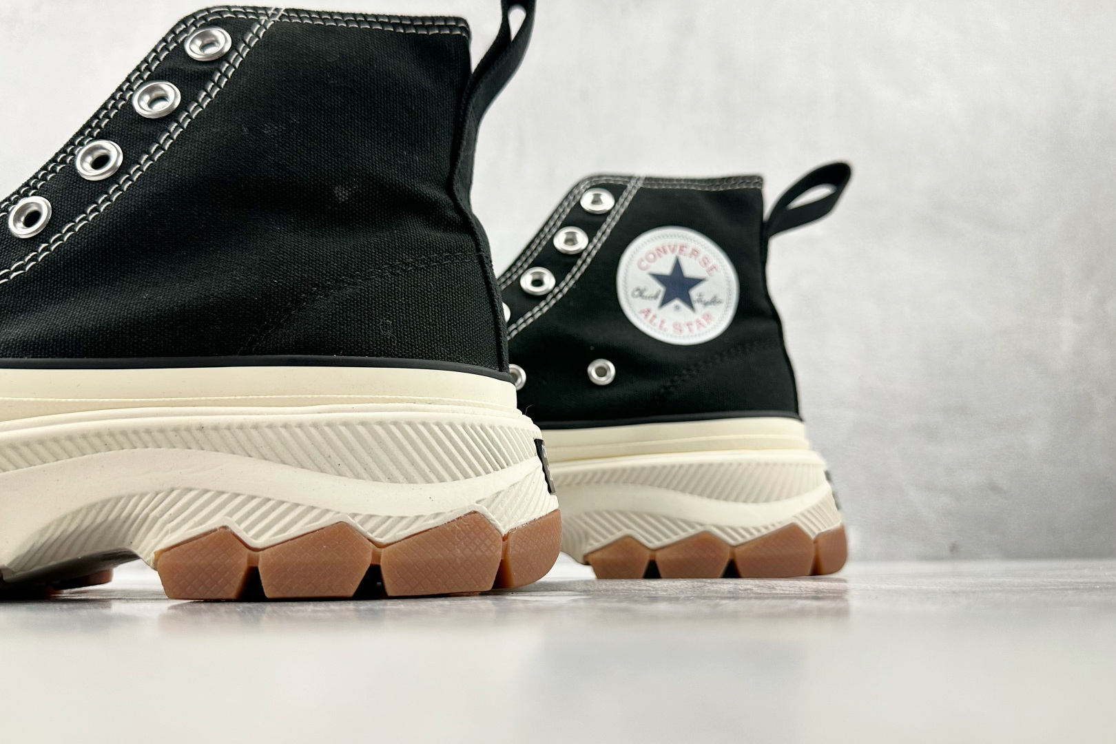 虎扑特价 
Converse All Star 100 Trekwave HI 黑色

货号：1SD03