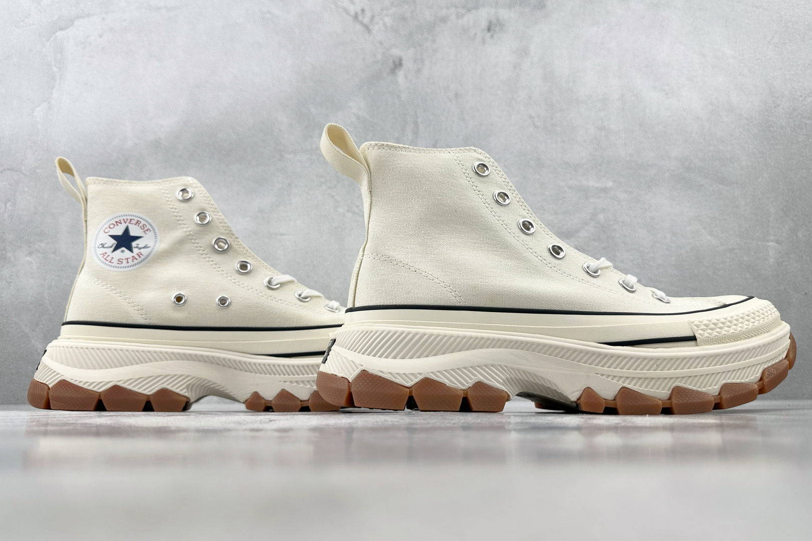 虎扑特价 
Converse ALL STAR R TREKWAVE Z HI 米色

货号：
尺码：3