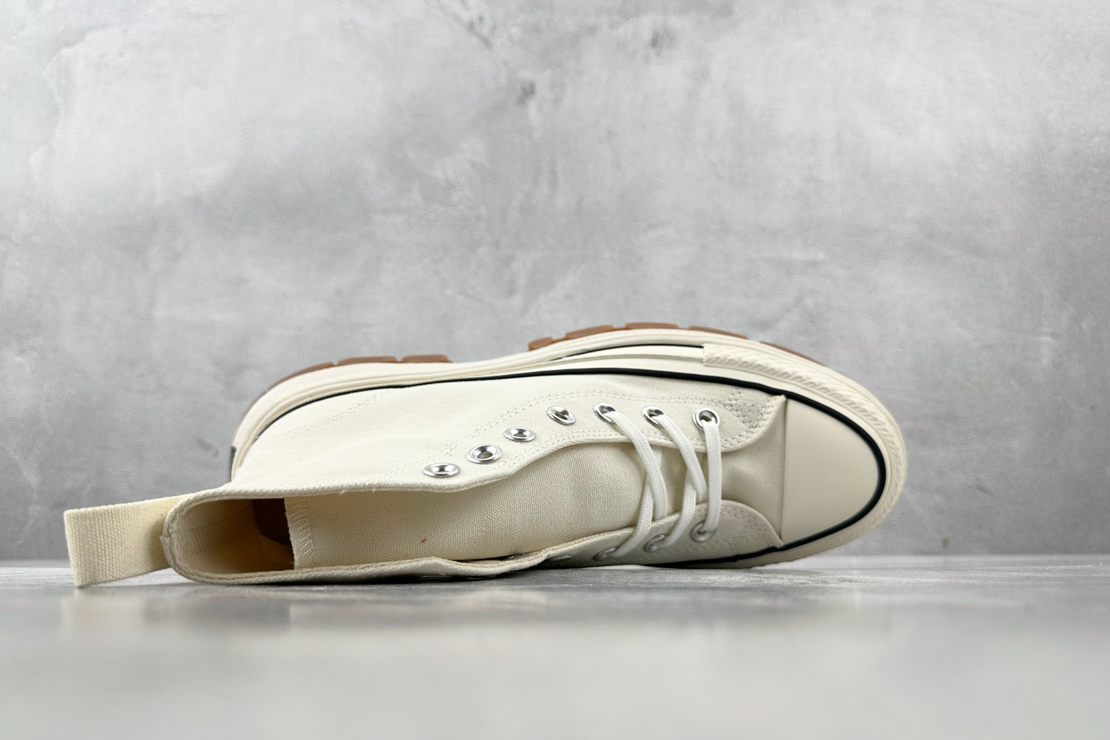 虎扑特价 
Converse ALL STAR R TREKWAVE Z HI 米色

货号：
尺码：3