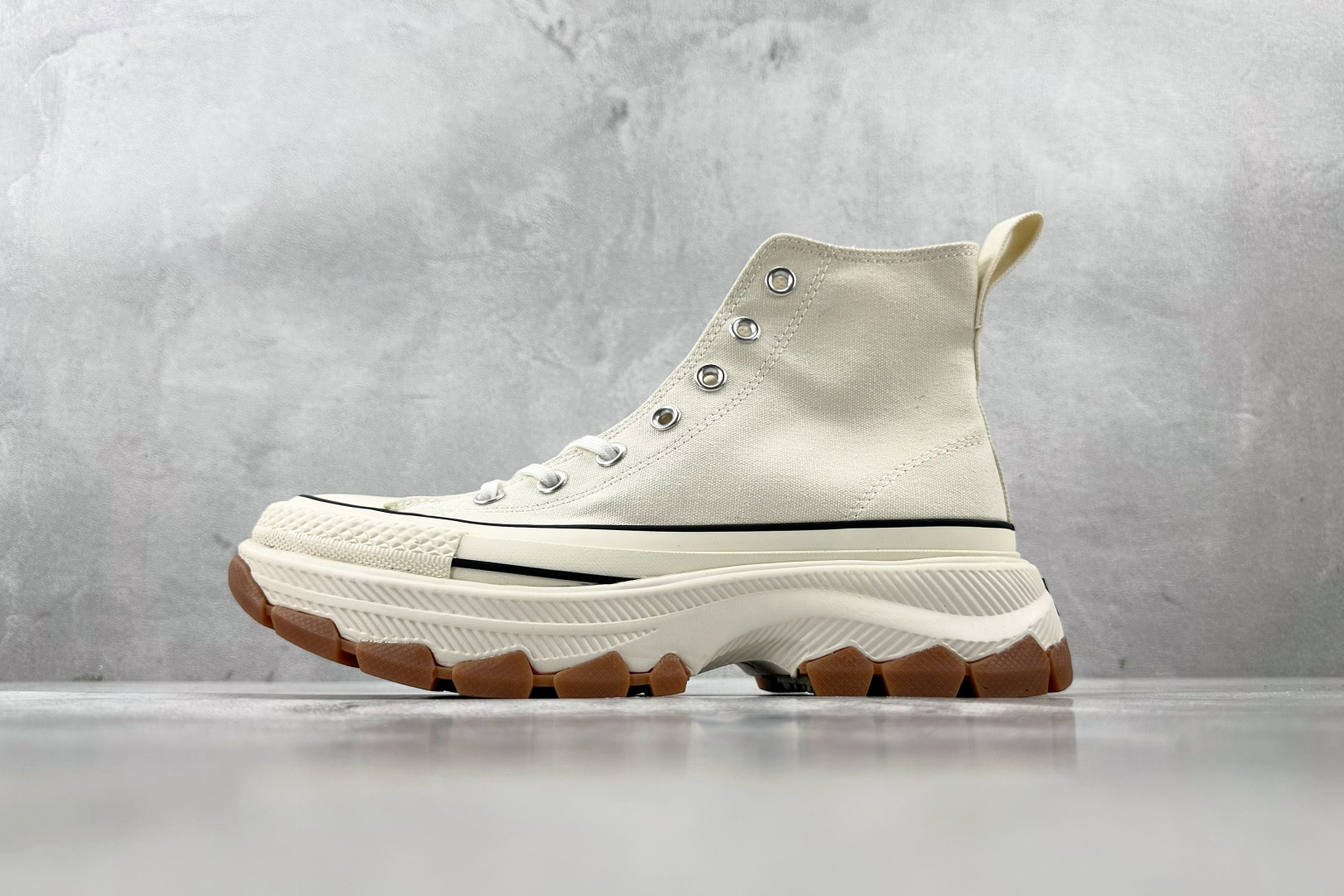虎扑特价 
Converse ALL STAR R TREKWAVE Z HI 米色

货号：
尺码：3
