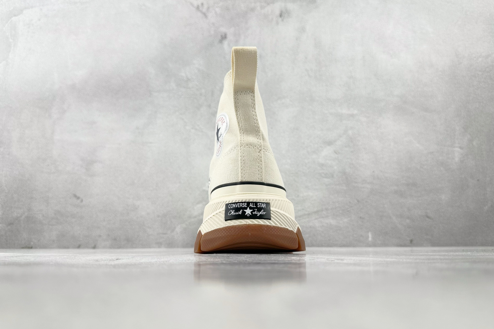 虎扑特价 
Converse ALL STAR R TREKWAVE Z HI 米色

货号：
尺码：3