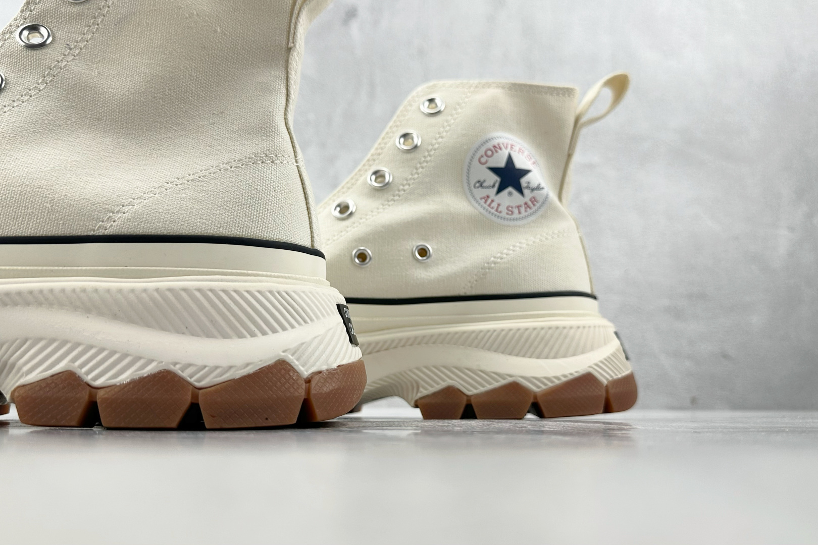 虎扑特价 
Converse ALL STAR R TREKWAVE Z HI 米色

货号：
尺码：3