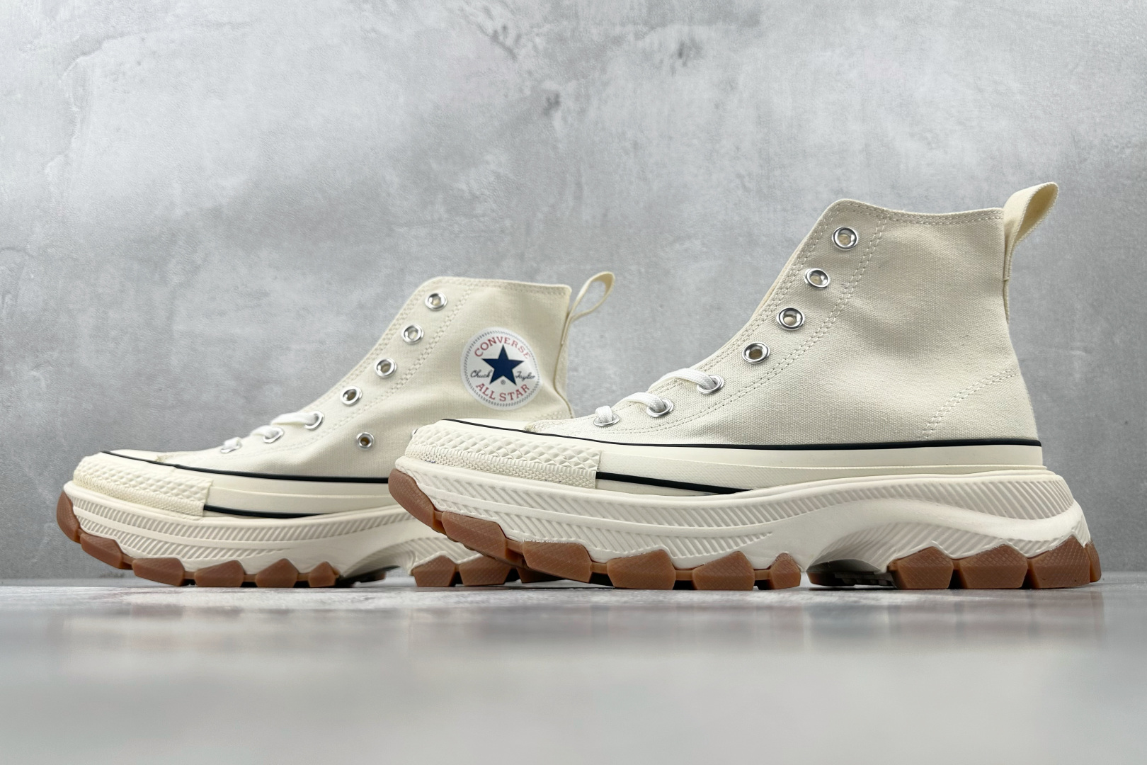 虎扑特价 
Converse ALL STAR R TREKWAVE Z HI 米色

货号：
尺码：3