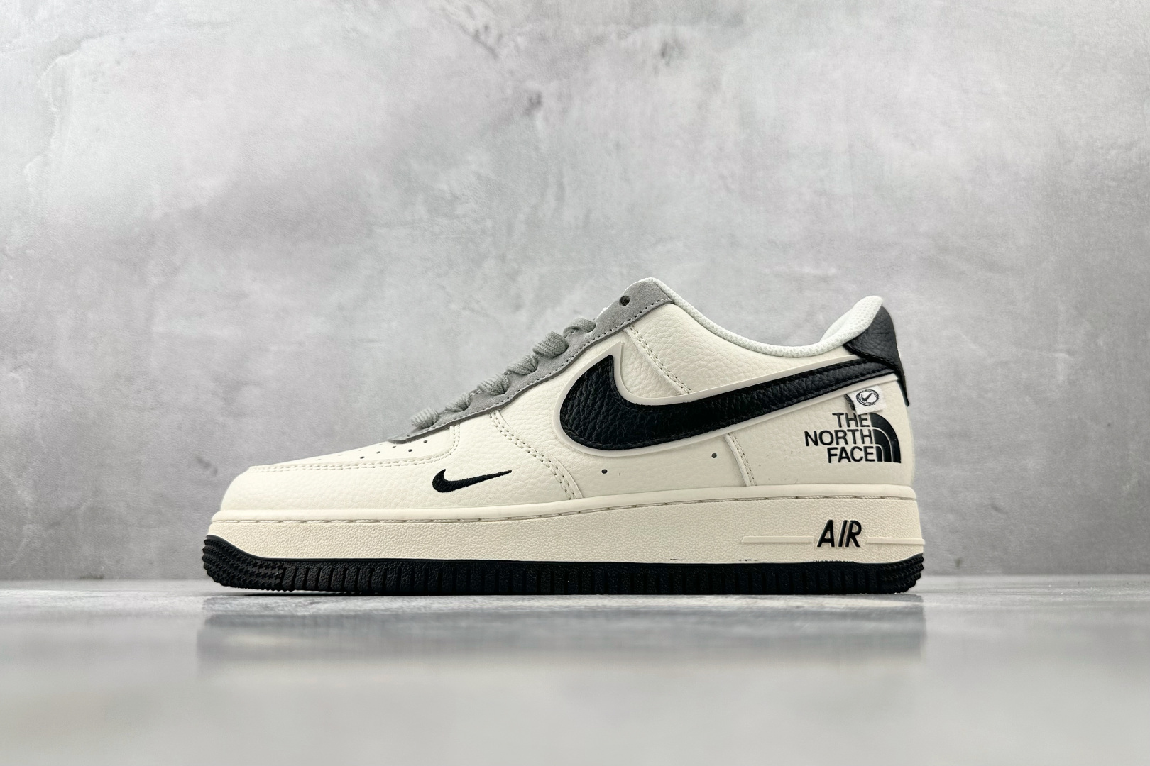 XC 
Nike Air Force 1'07  北面 联名 米白黑

货号：XZ6188 190
尺码