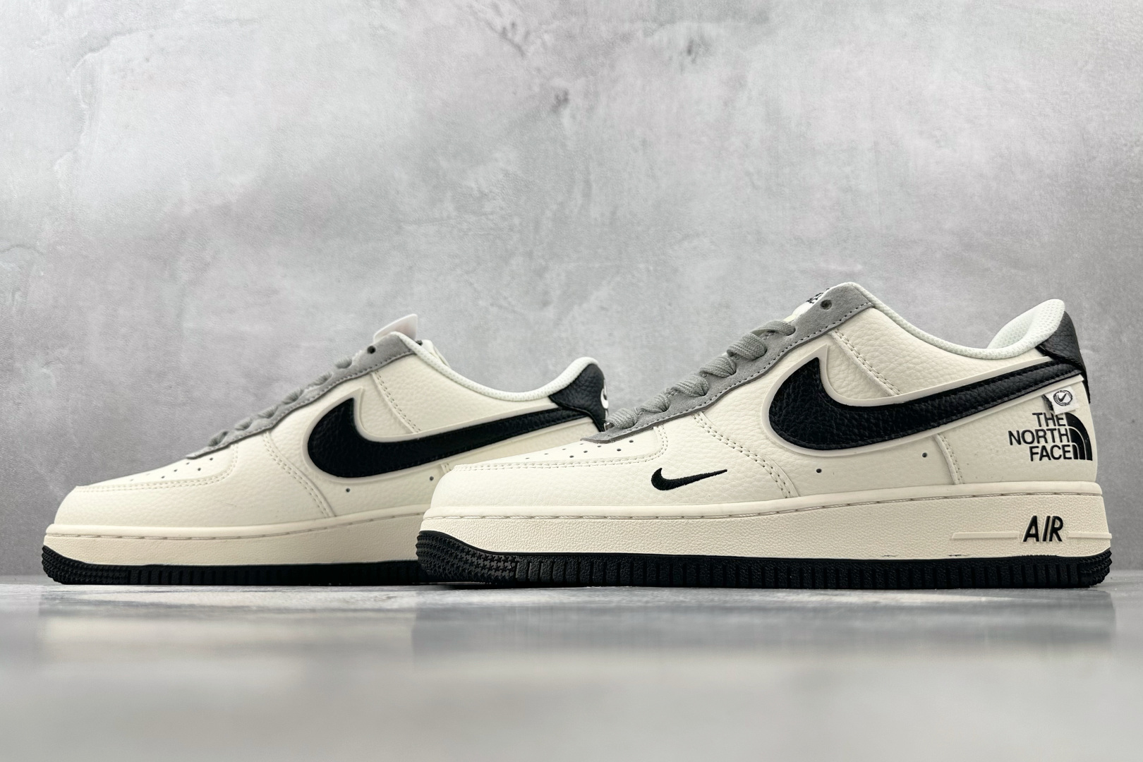 XC 
Nike Air Force 1'07  北面 联名 米白黑

货号：XZ6188 190
尺码