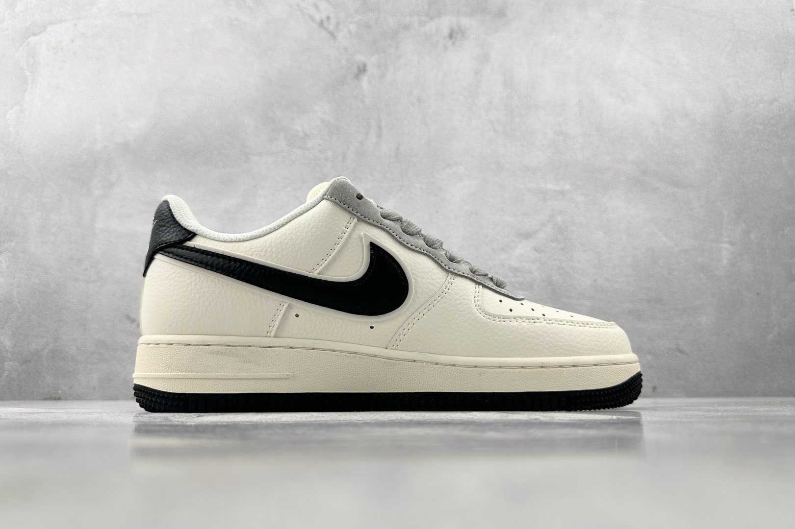 XC 
Nike Air Force 1'07  北面 联名 米白黑

货号：XZ6188 190
尺码