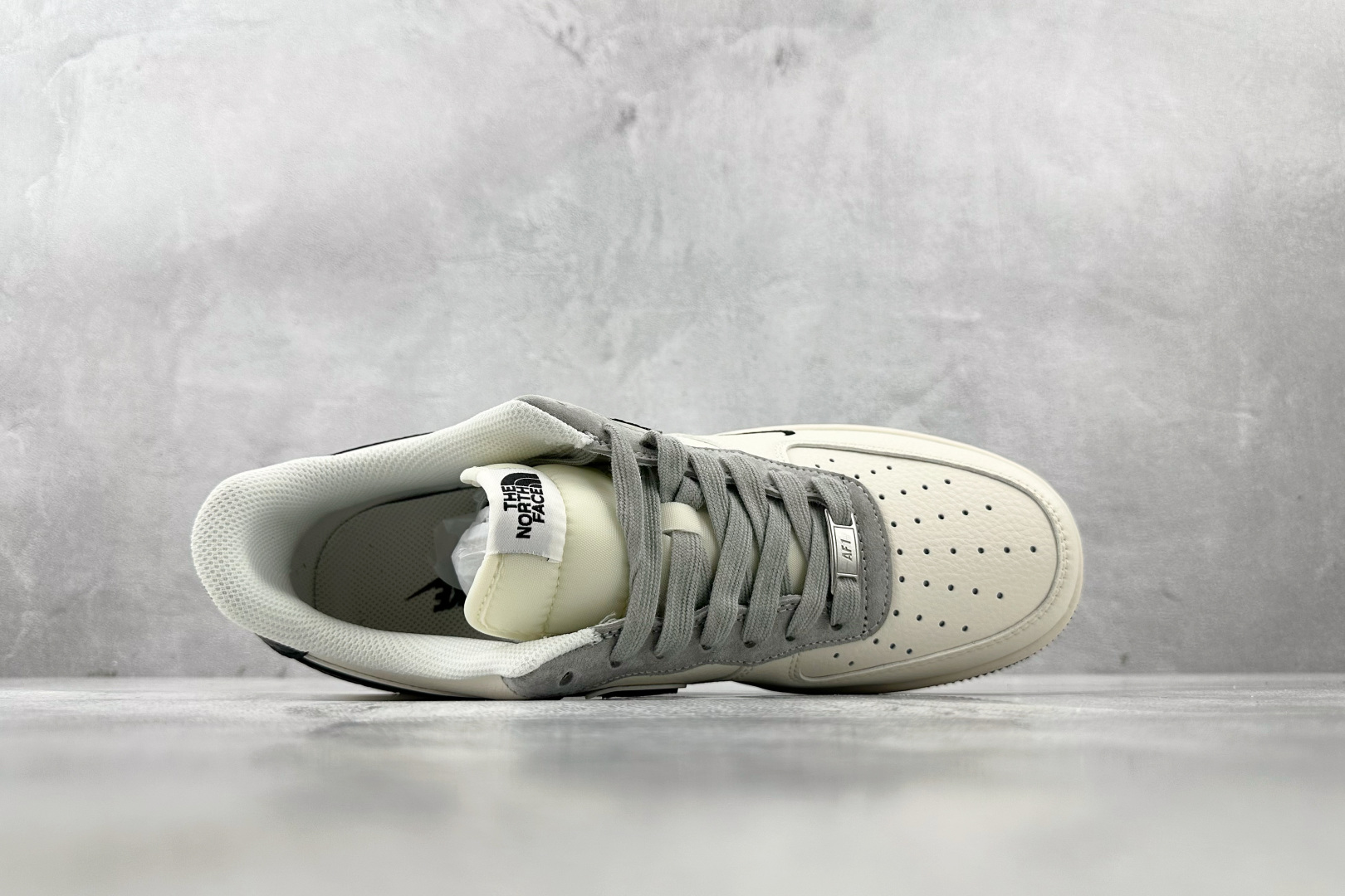 XC 
Nike Air Force 1'07  北面 联名 米白黑

货号：XZ6188 190
尺码