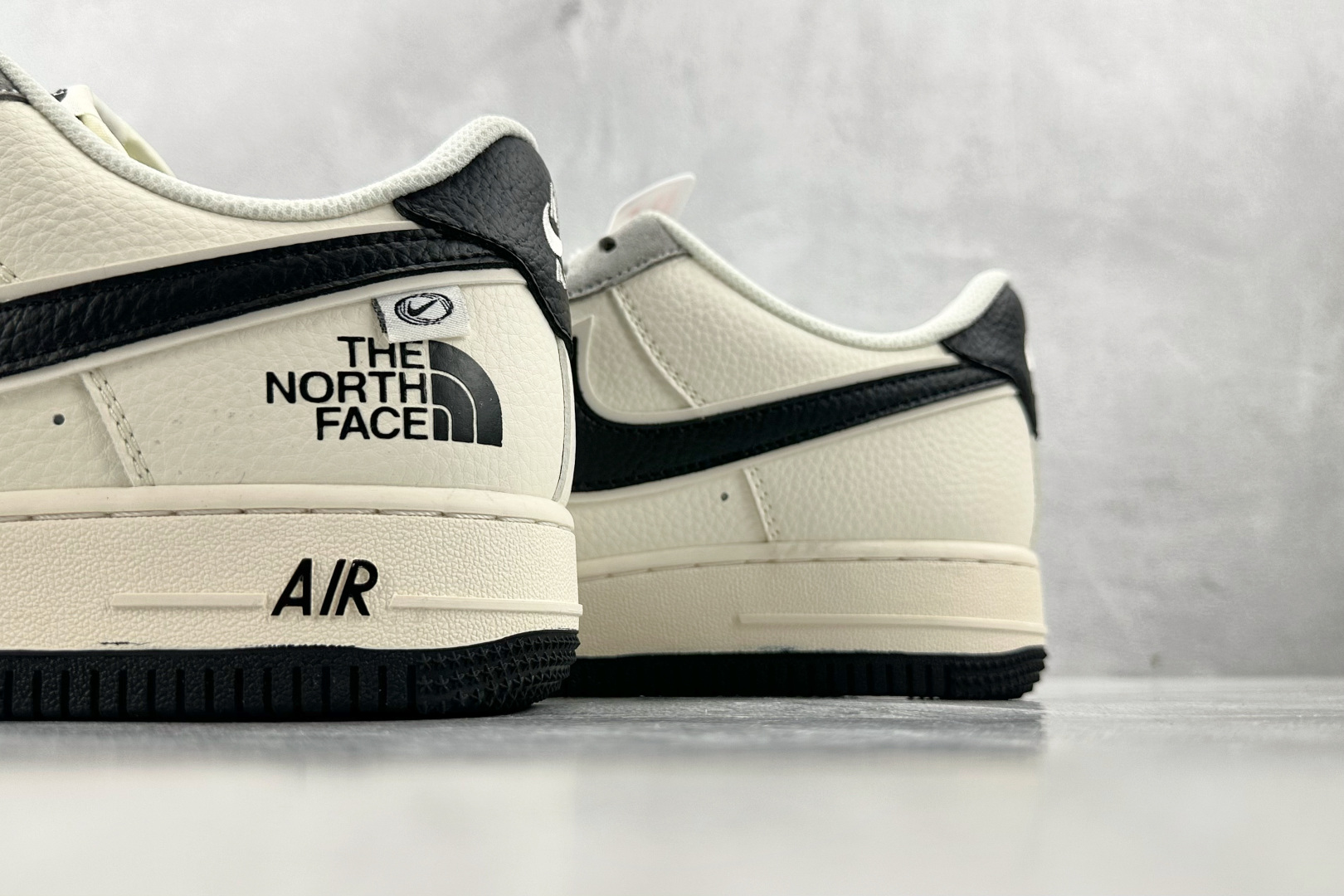 XC 
Nike Air Force 1'07  北面 联名 米白黑

货号：XZ6188 190
尺码
