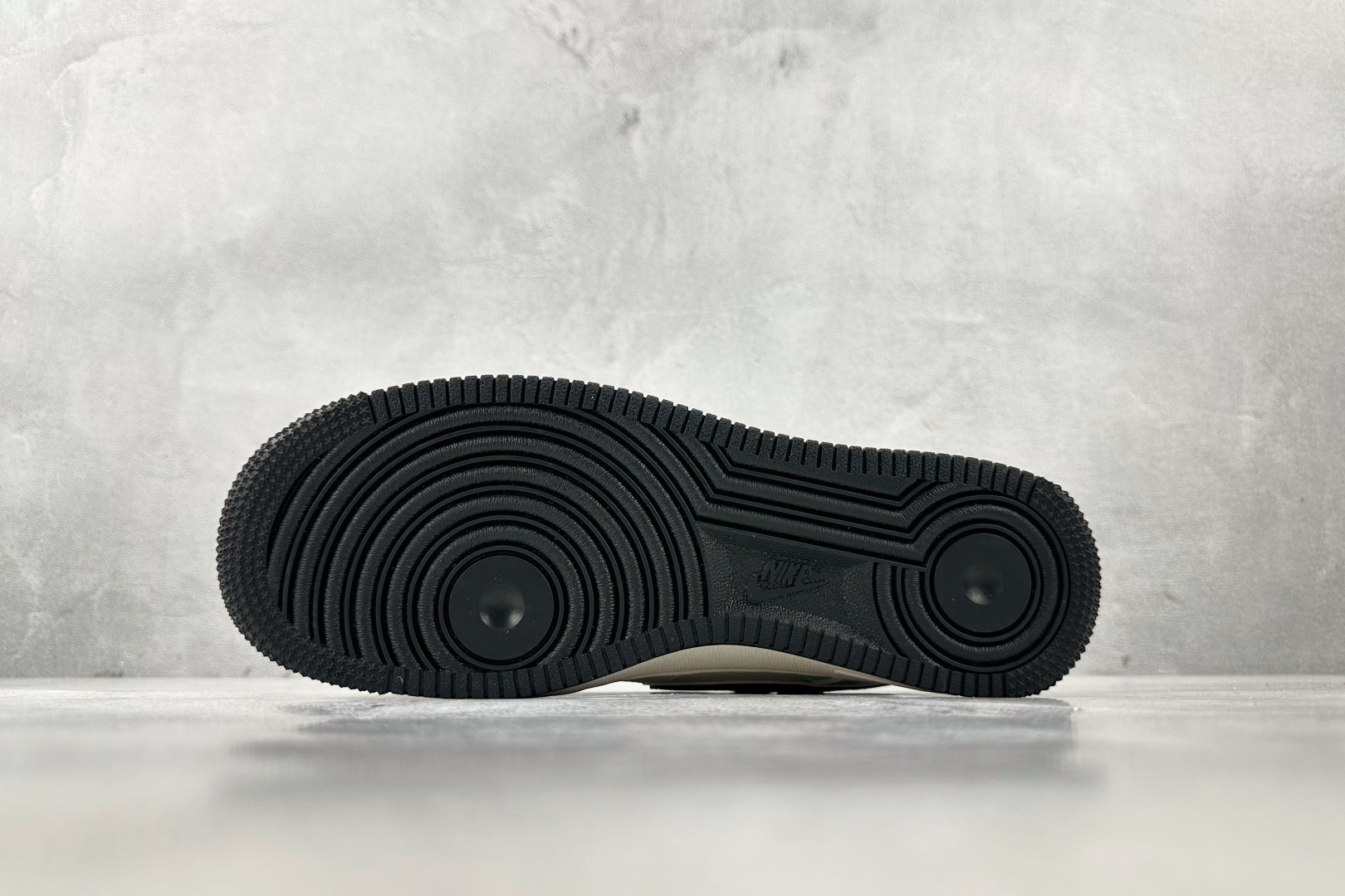XC 
Nike Air Force 1'07  北面 联名 米白黑

货号：XZ6188 190
尺码
