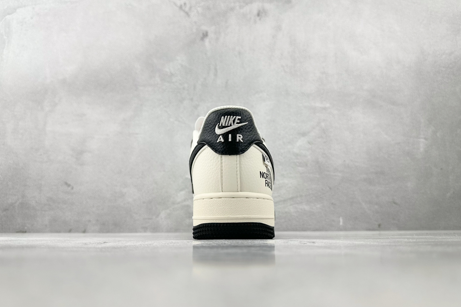 XC 
Nike Air Force 1'07  北面 联名 米白黑

货号：XZ6188 190
尺码