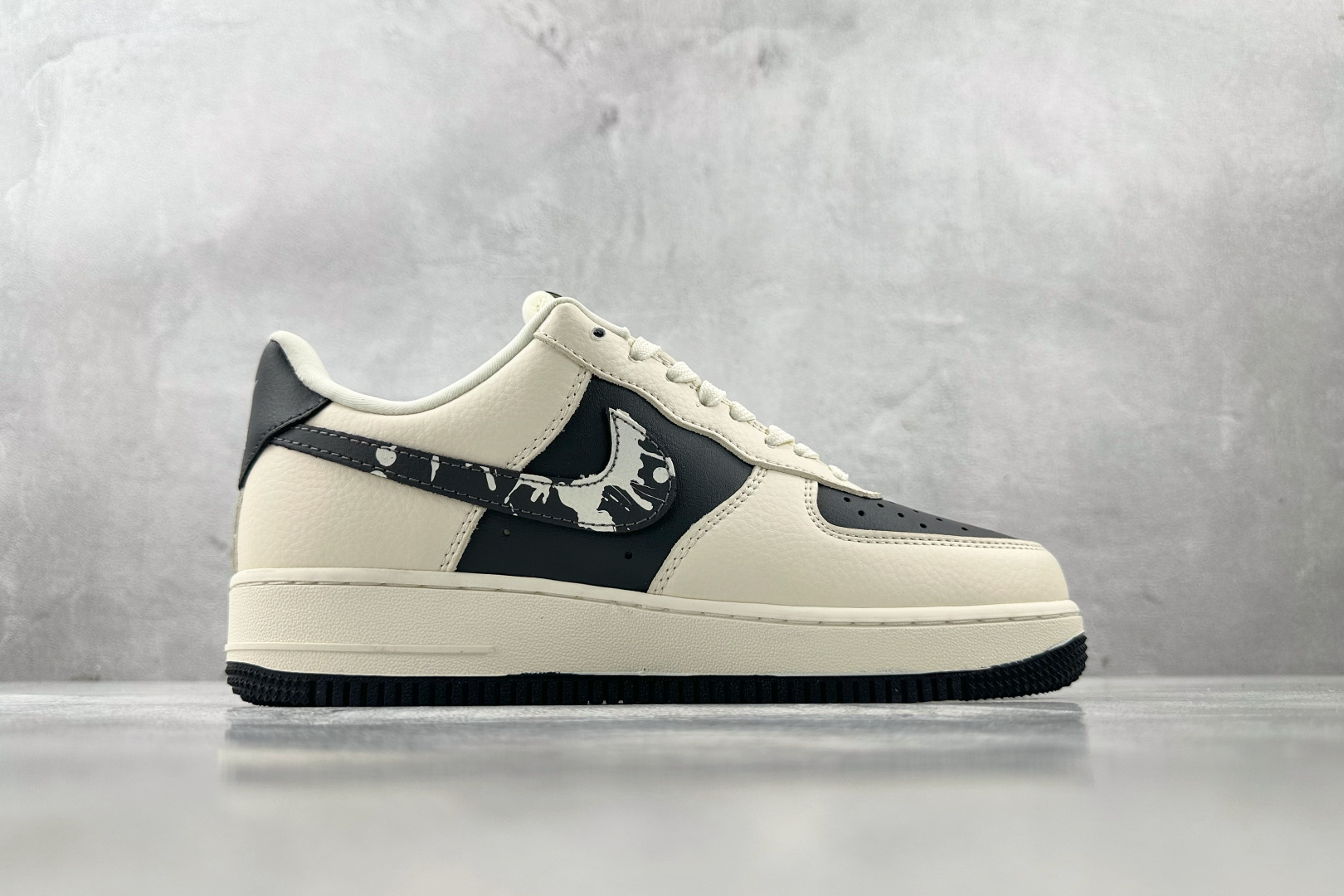 XC 
Nike Air Force 1'07 斯图西 联名 白黑

货号：DF0188 042
尺码：