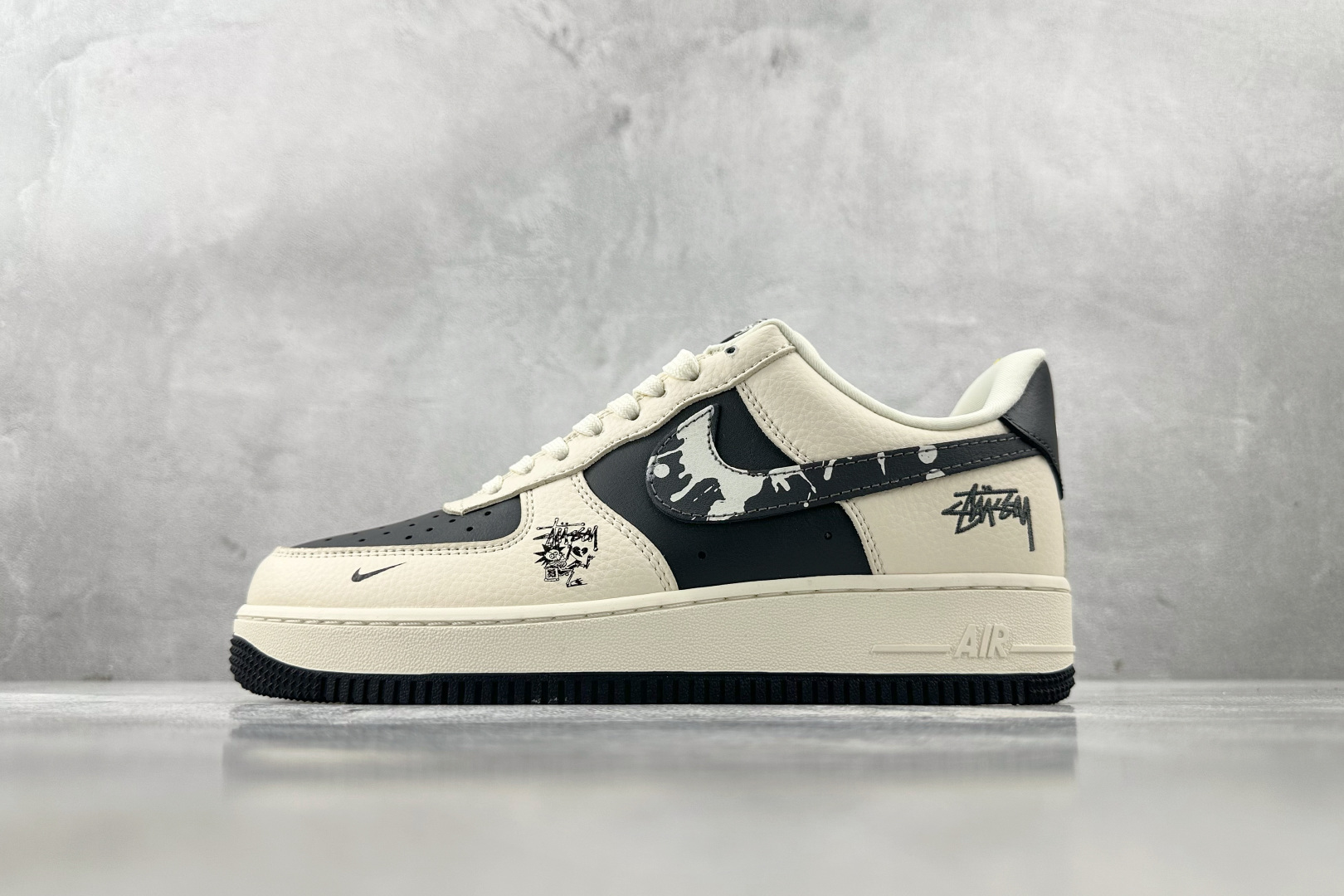 XC 
Nike Air Force 1'07 斯图西 联名 白黑

货号：DF0188 042
尺码：