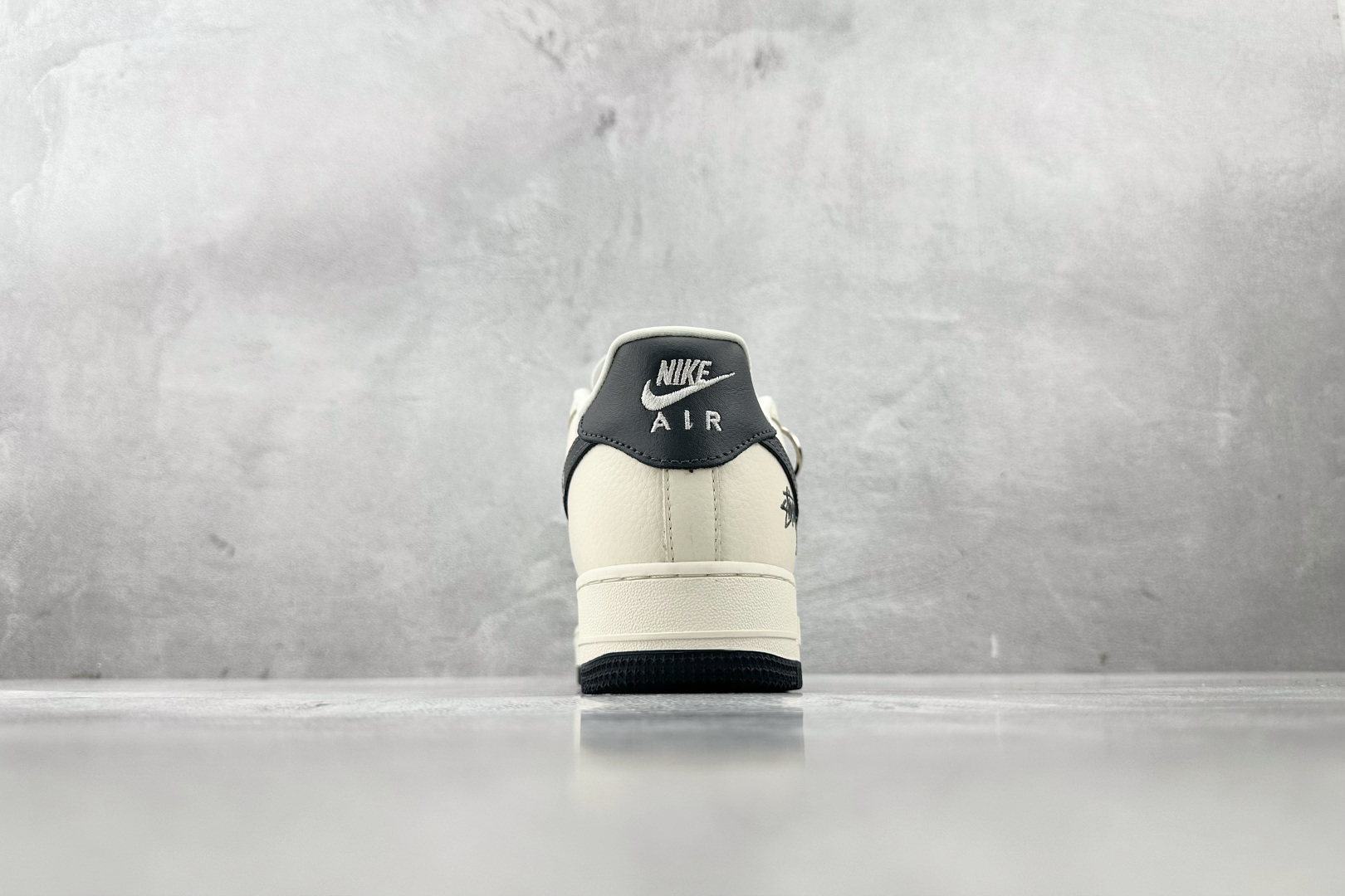 XC 
Nike Air Force 1'07 斯图西 联名 白黑

货号：DF0188 042
尺码：