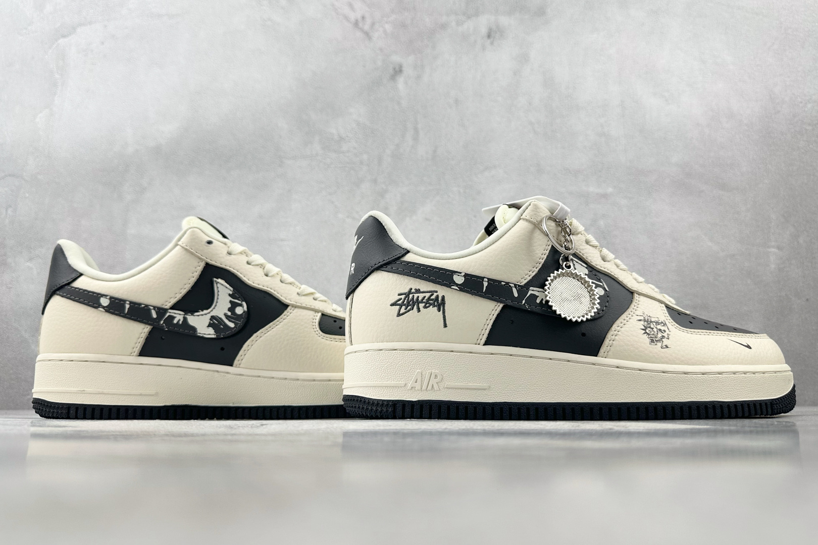 XC 
Nike Air Force 1'07 斯图西 联名 白黑

货号：DF0188 042
尺码：