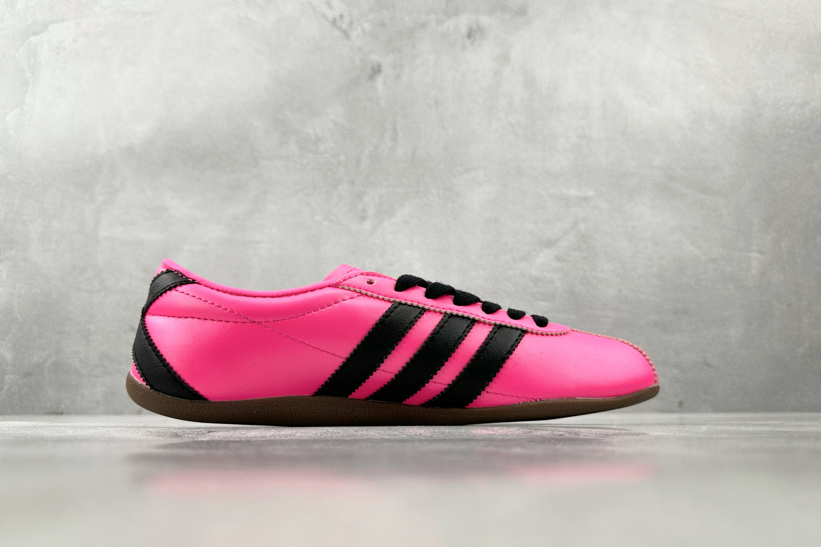 R 版 
出口订单 adidas originals TOKYO 粉色

货号 ：JQ3025
尺码：3
