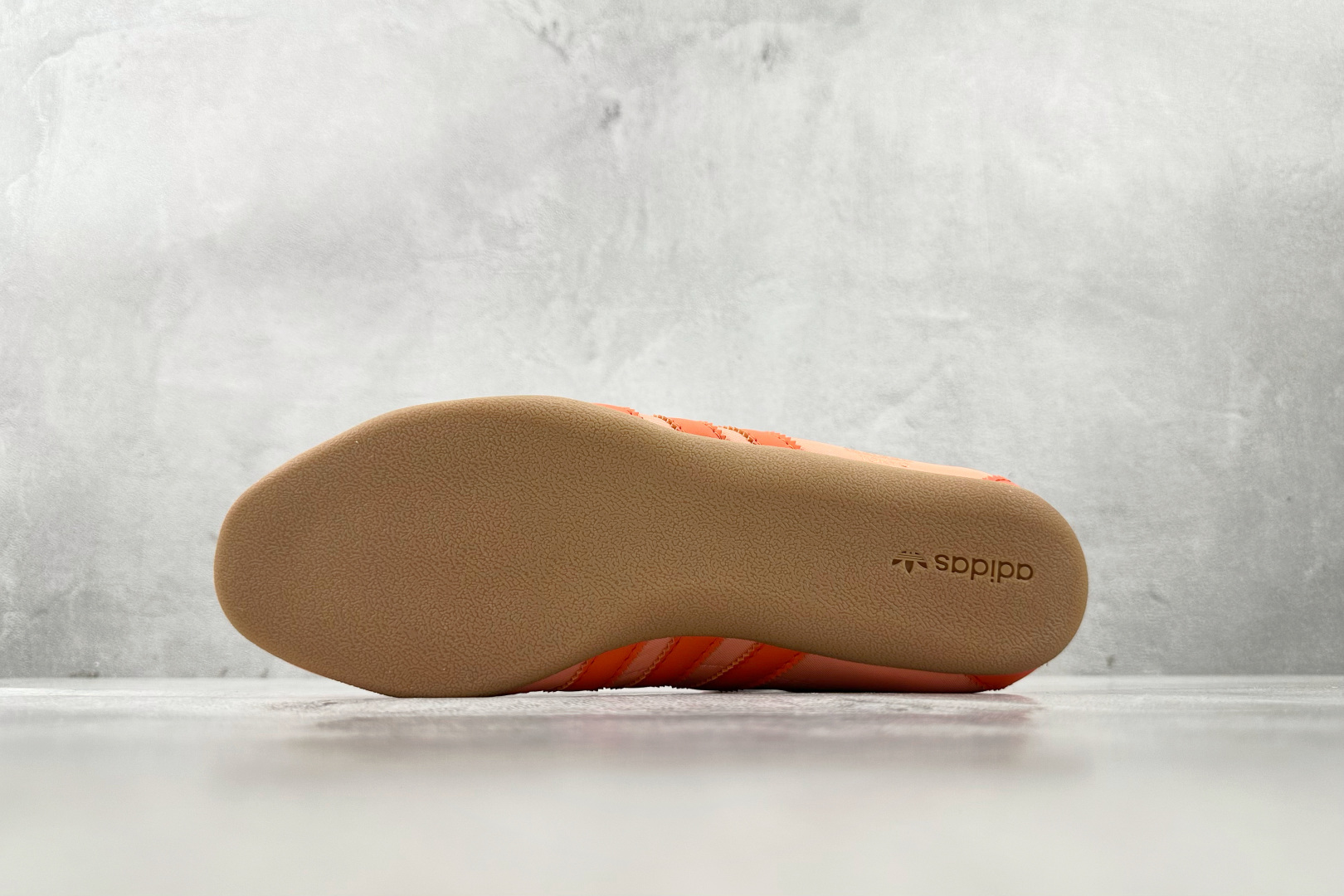 R 版 
出口订单 adidas originals TOKYO 粉橙色

货号 ：JI3297
尺码：