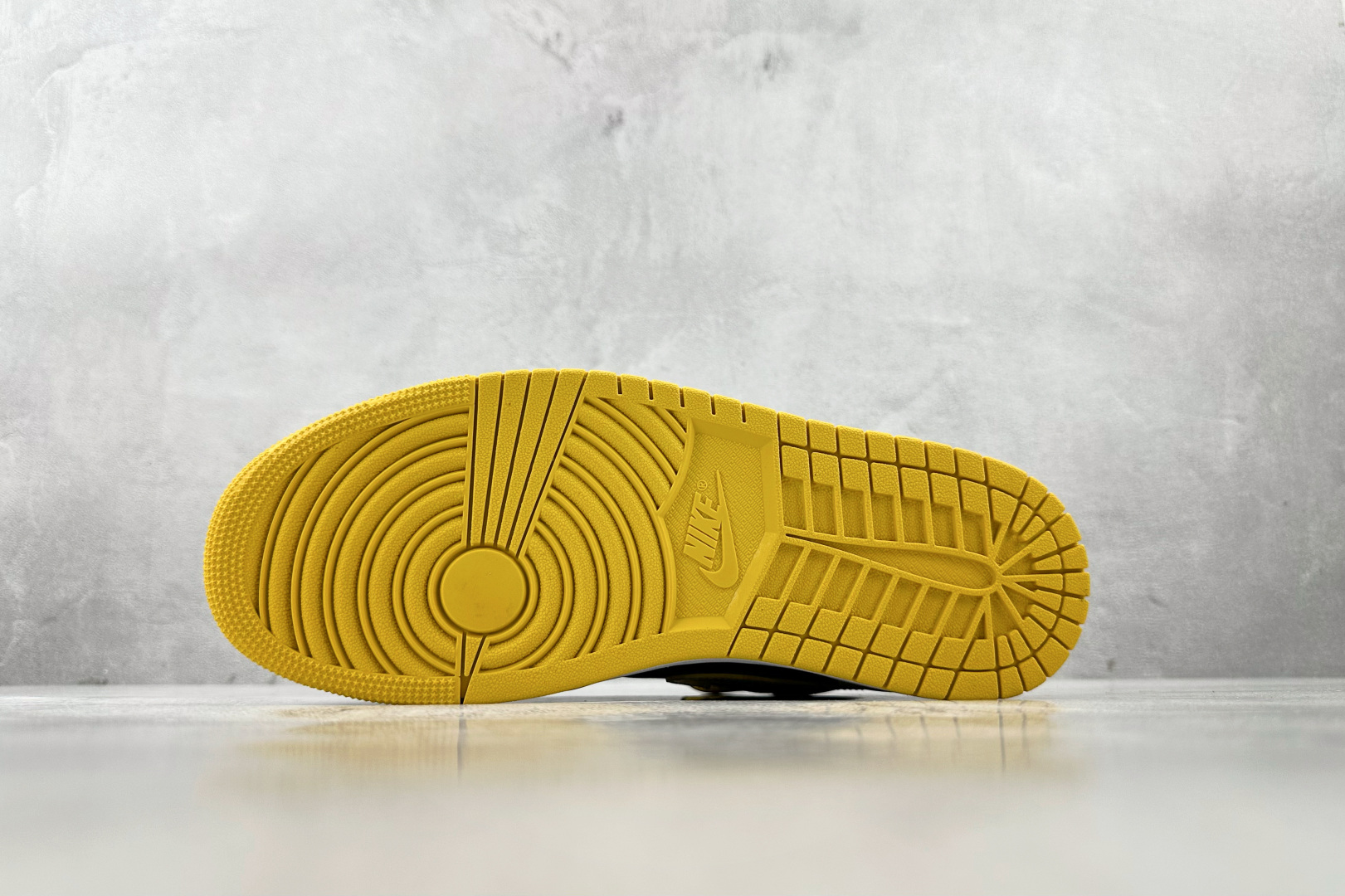 K版 
综合版  Jordan Air Jordan 1 Mid New Love 黑黄

货号：HJ6