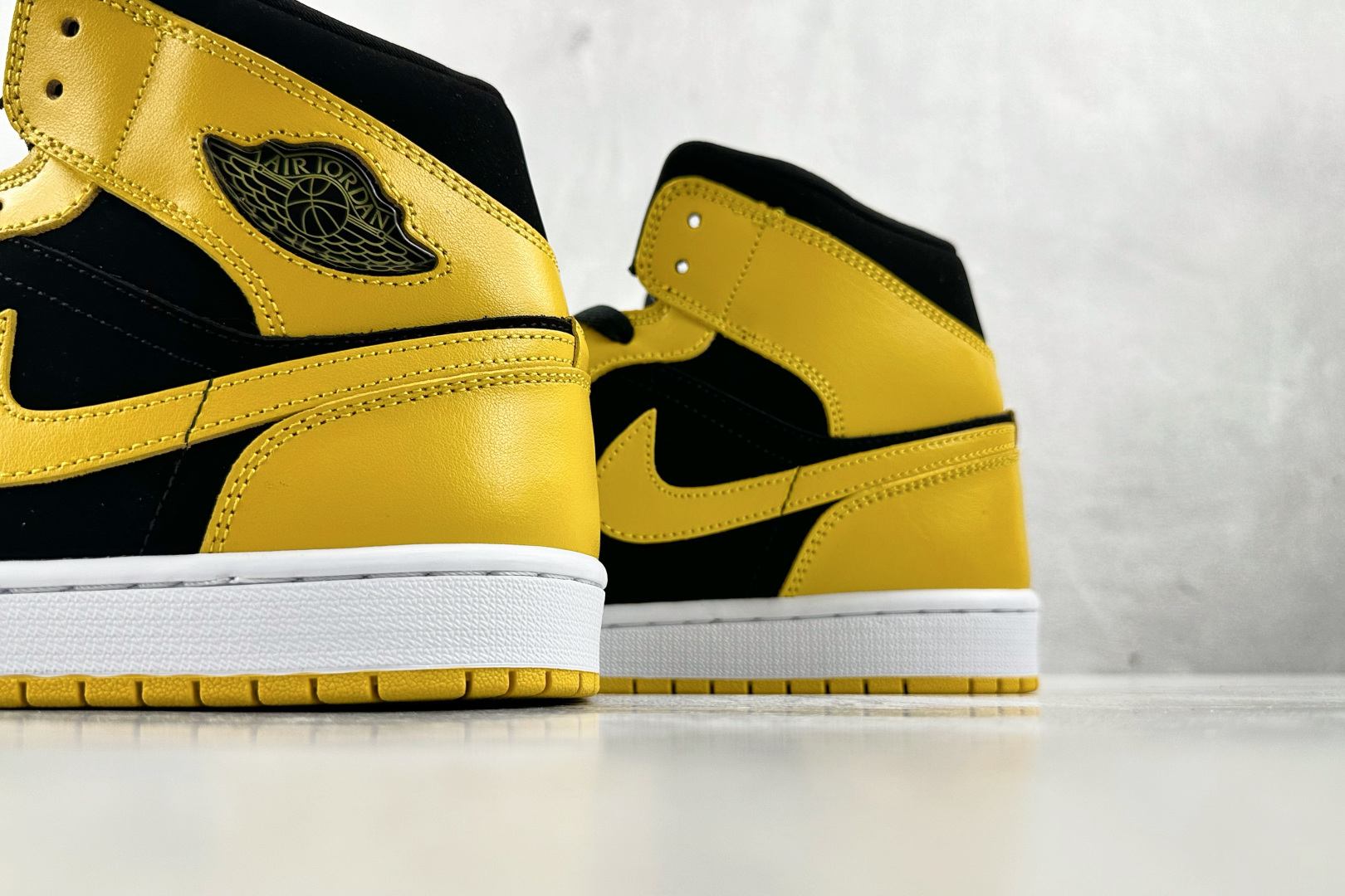 K版 
综合版  Jordan Air Jordan 1 Mid New Love 黑黄

货号：HJ6