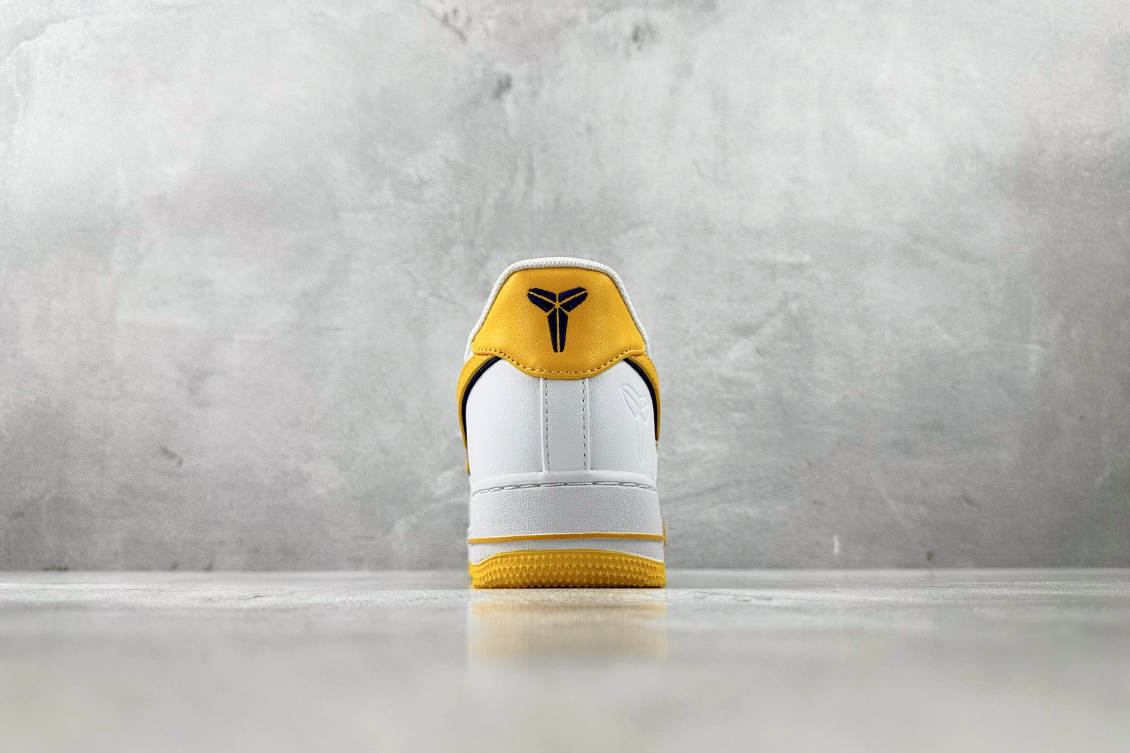 PB 
外贸批次  Kobe Bryant × Nike Air Force 1 Retro QS 白黄