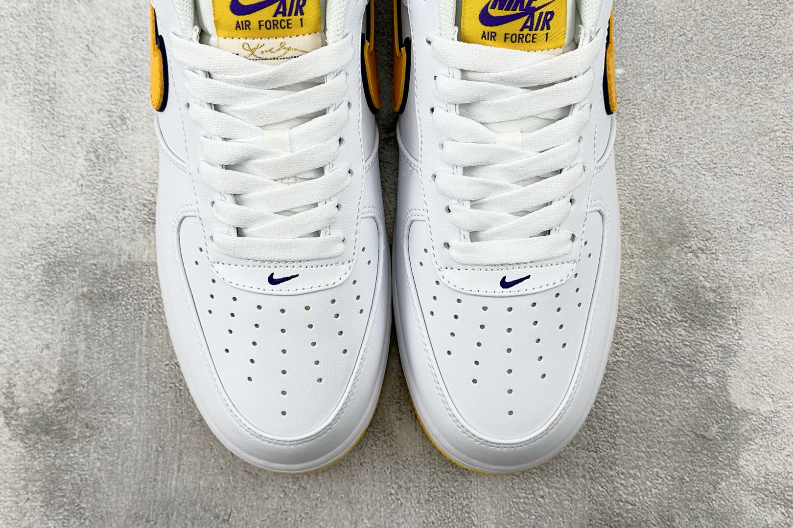 PB 
外贸批次  Kobe Bryant × Nike Air Force 1 Retro QS 白黄