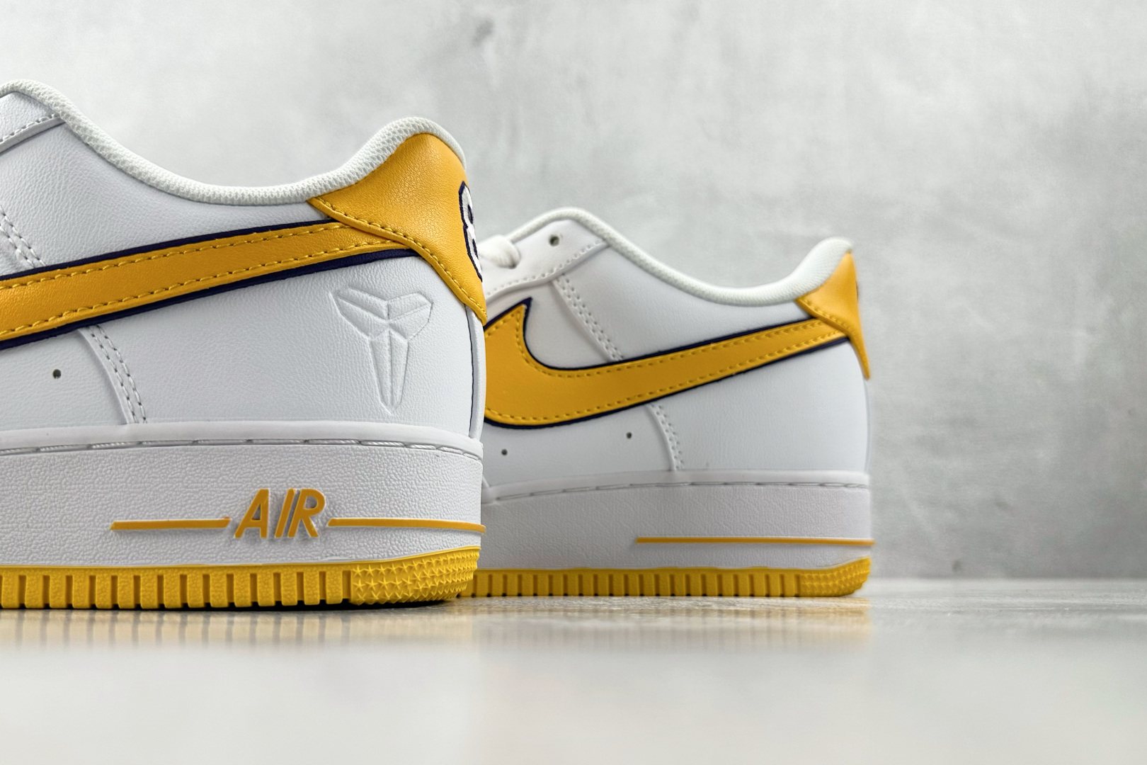 PB 
外贸批次  Kobe Bryant × Nike Air Force 1 Retro QS 白黄